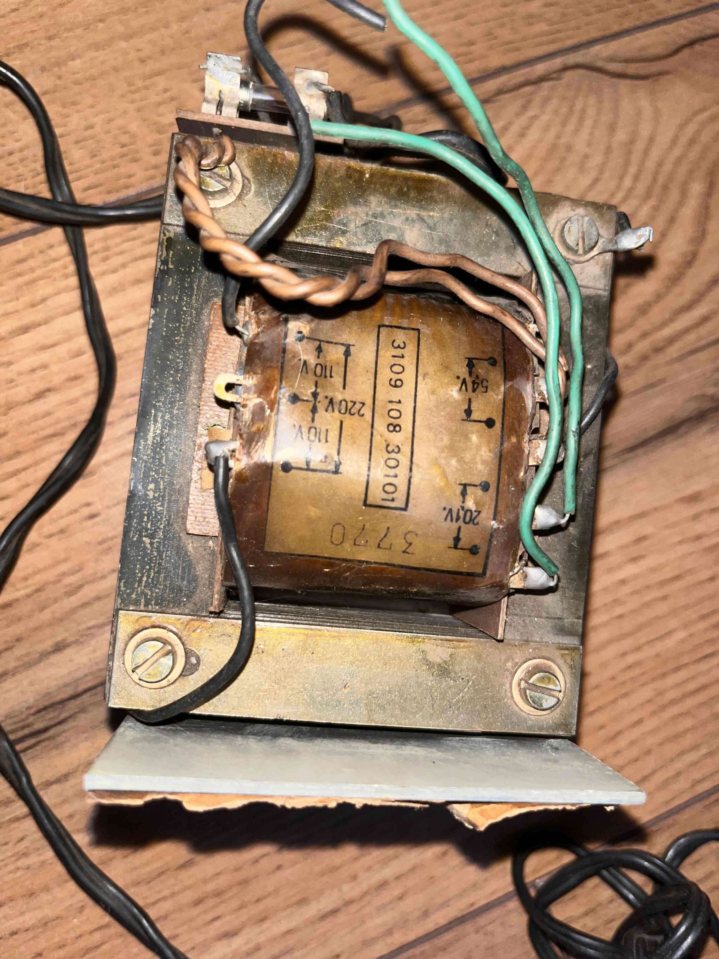 Transformador eléctrico antiguo