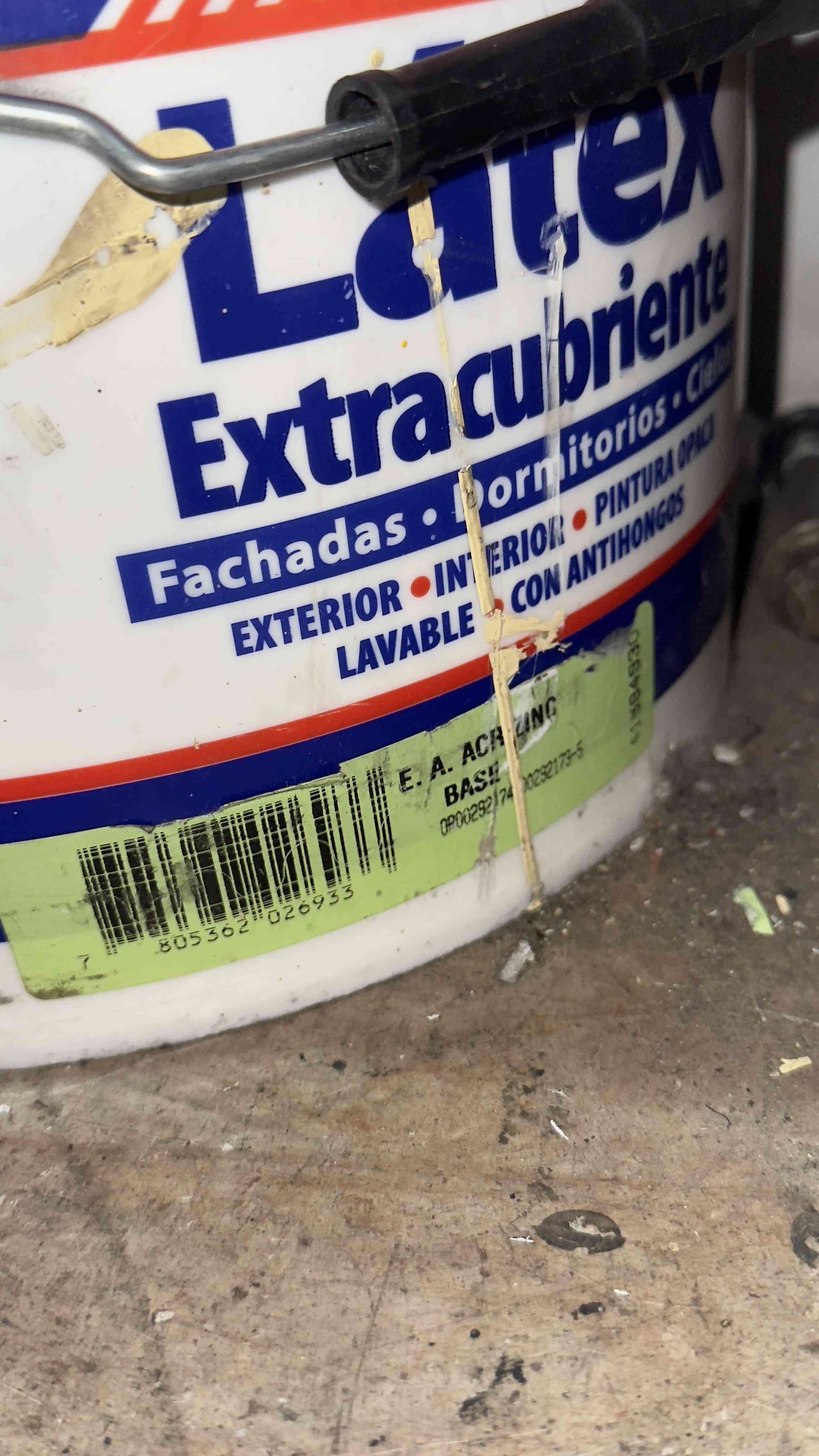 Pintura látex extracubriente crema