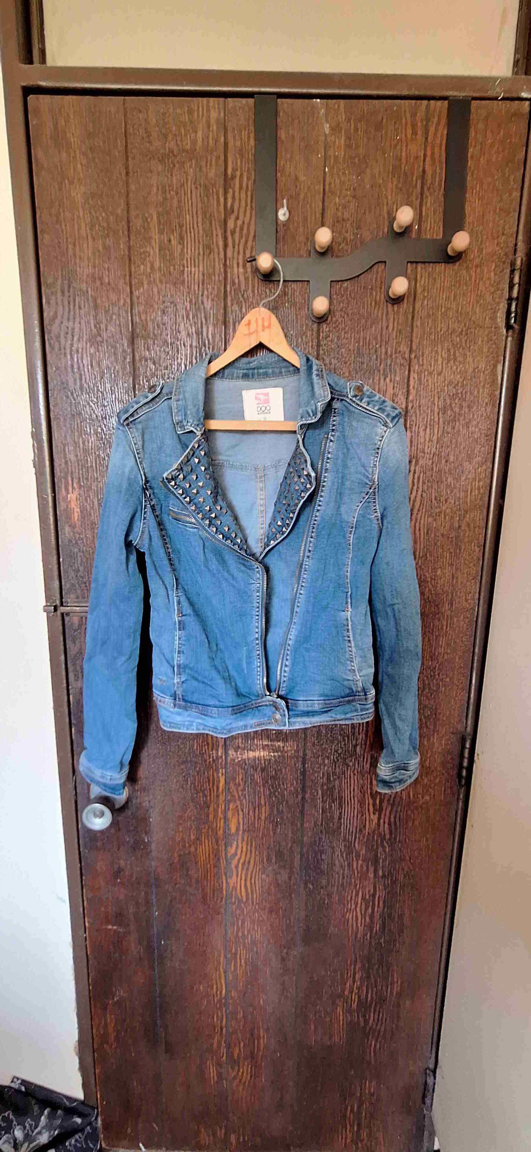 Chaqueta de mezclilla con tachas