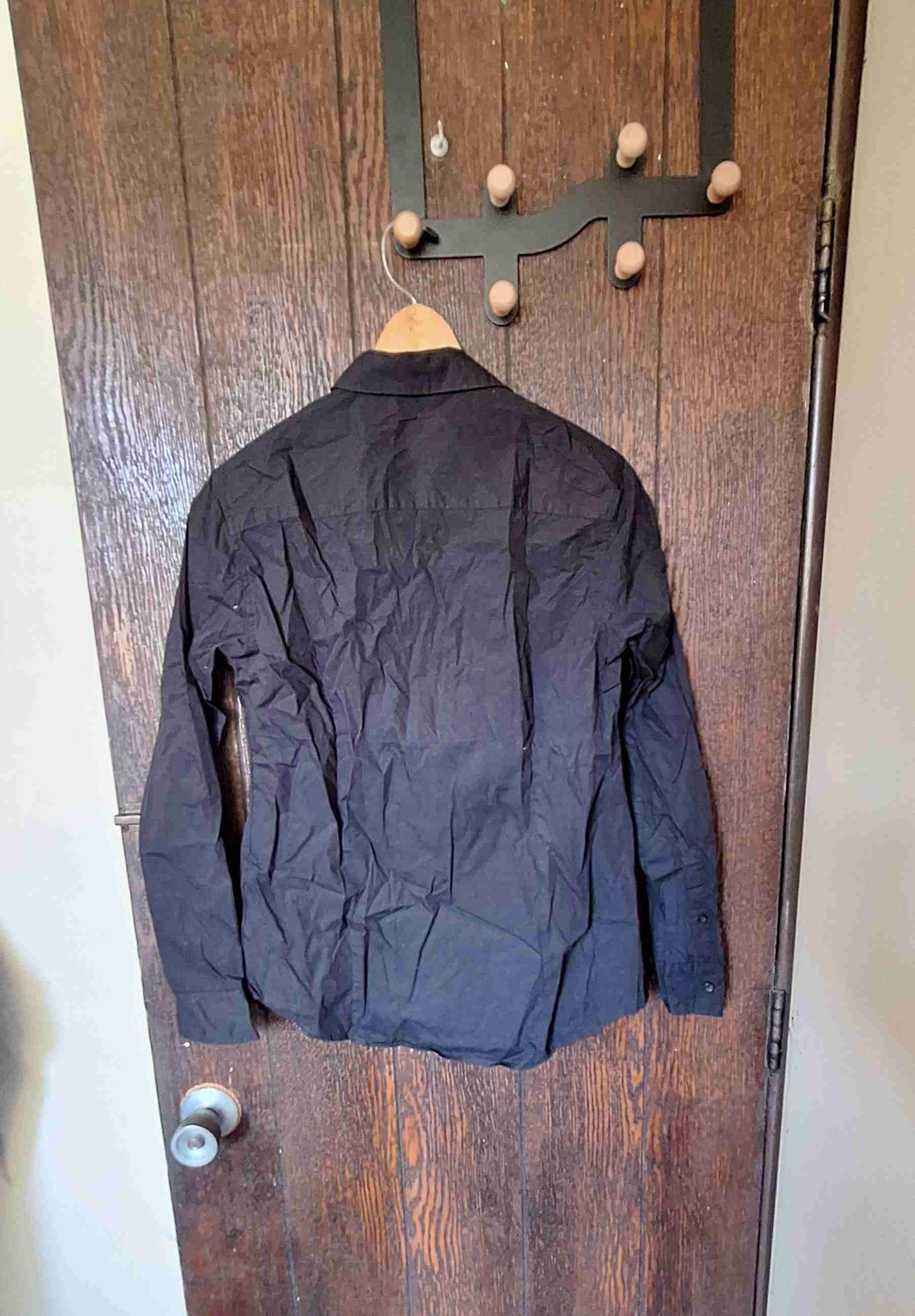 Camisa negra con botones - miniatura 2