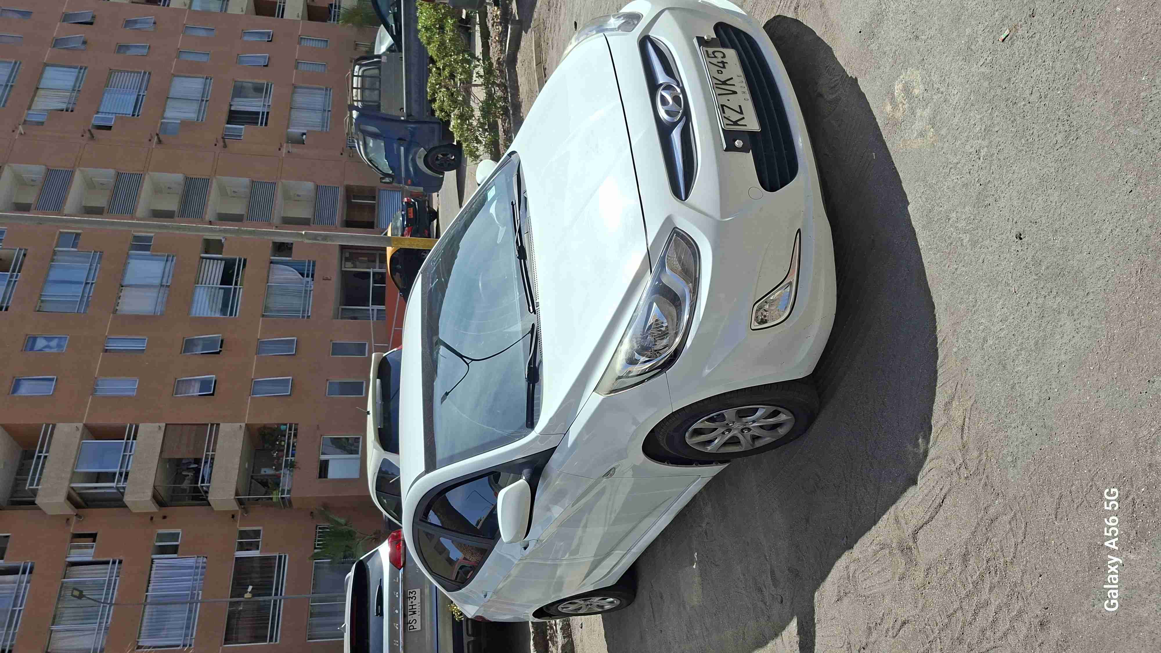 Auto Hyundai modelo sedan blanco - miniatura 2