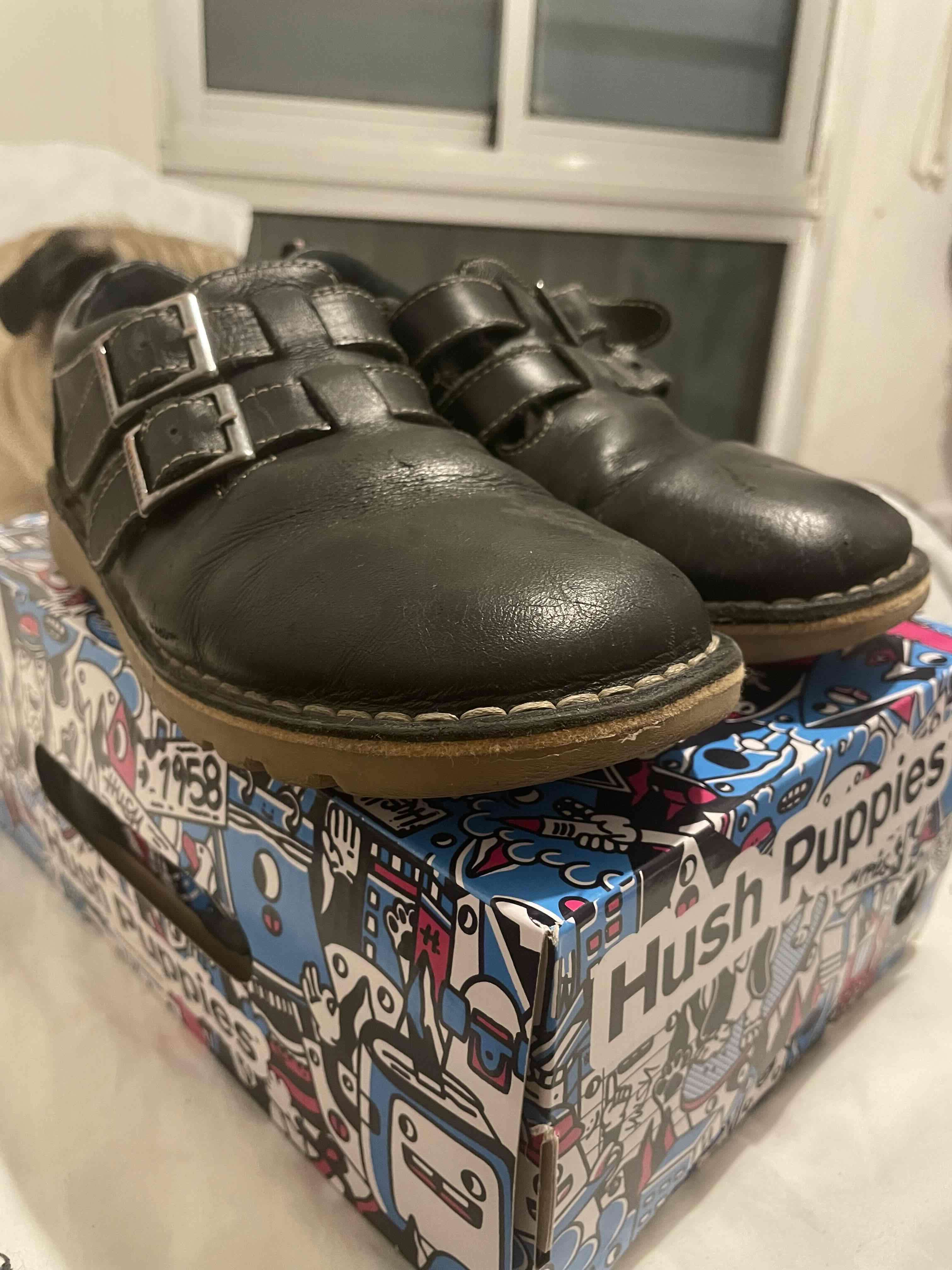 Zapatos negros Hush Puppies con hebillas