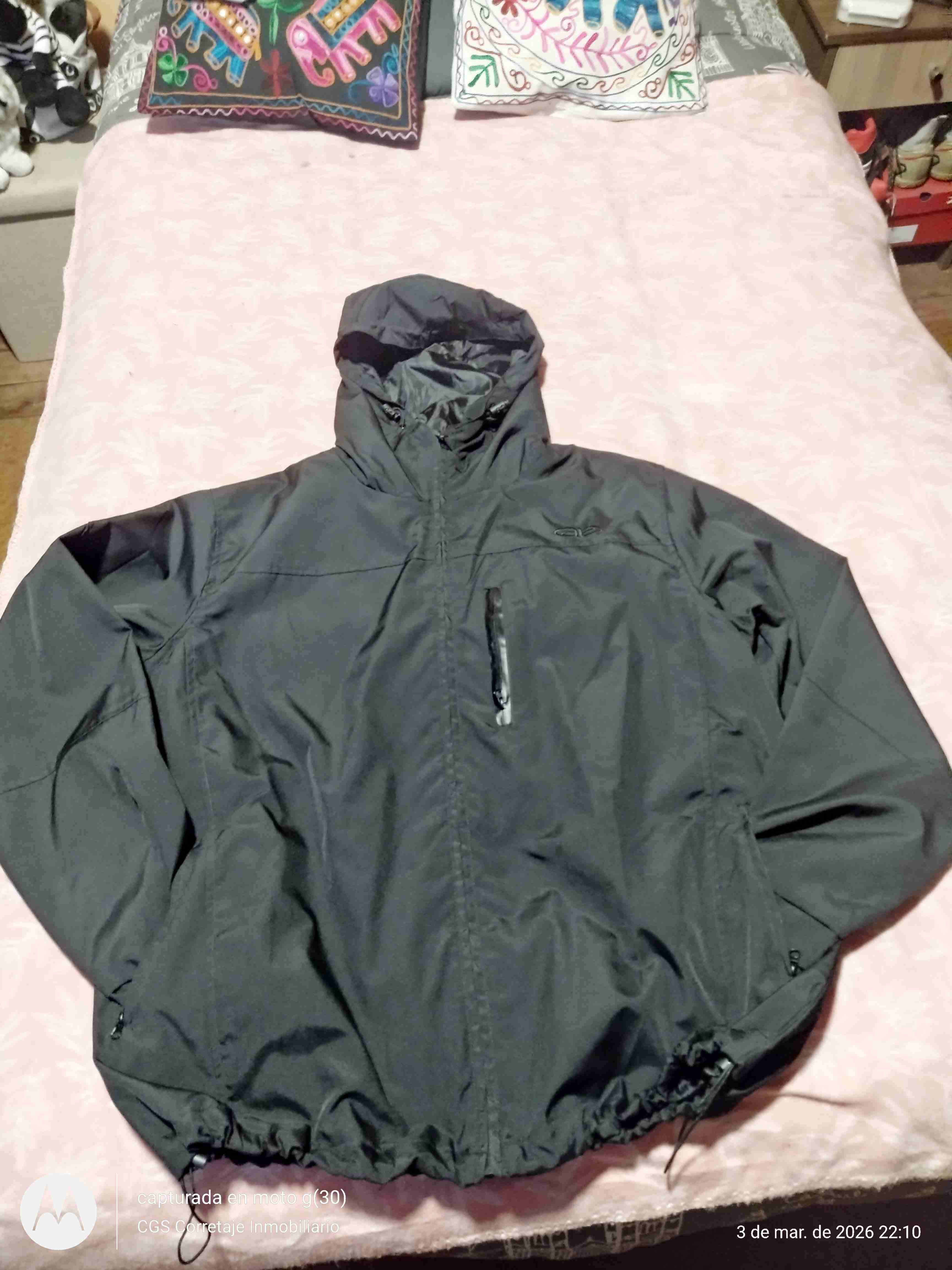 Chaqueta negra impermeable - miniatura 3