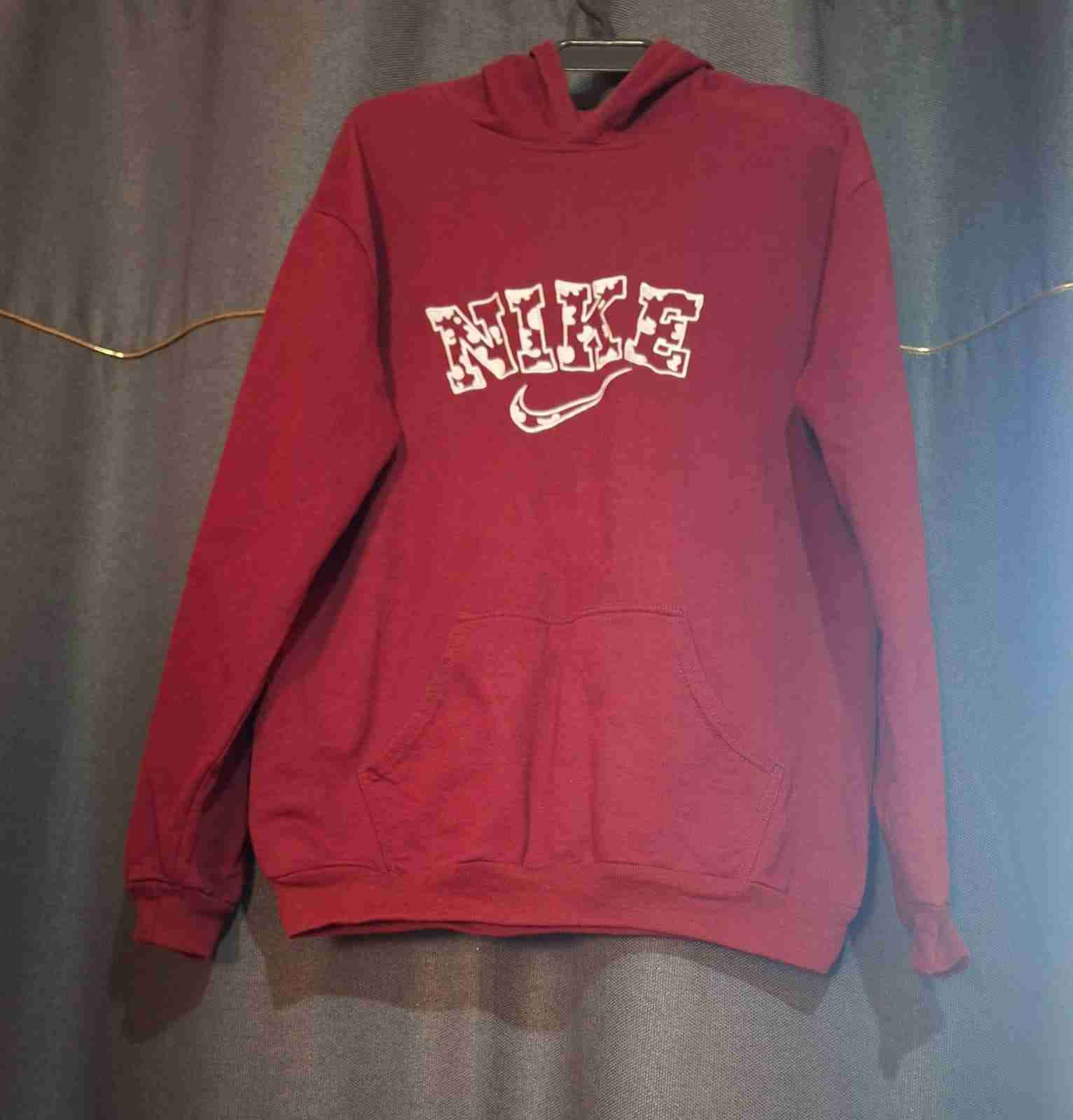 Polerón Nike burdeo con capucha