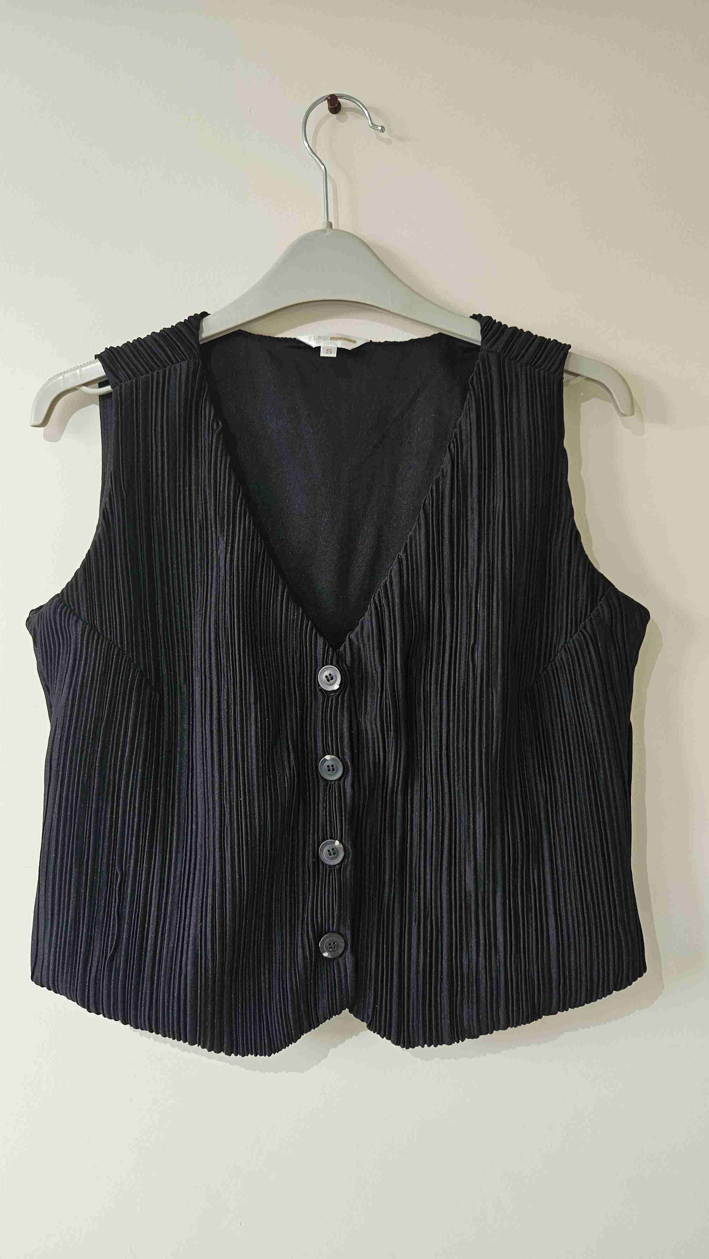 Chaleco sin mangas plisado negro