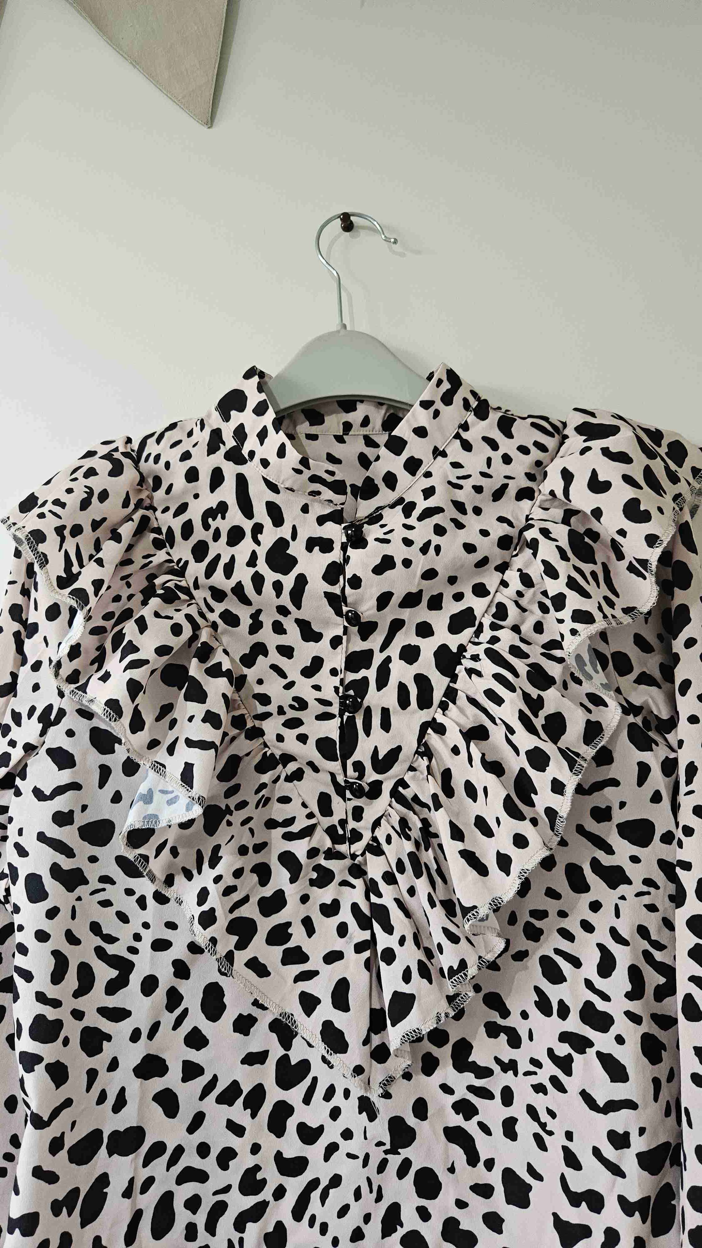 Blusa animal print con volantes - miniatura 2