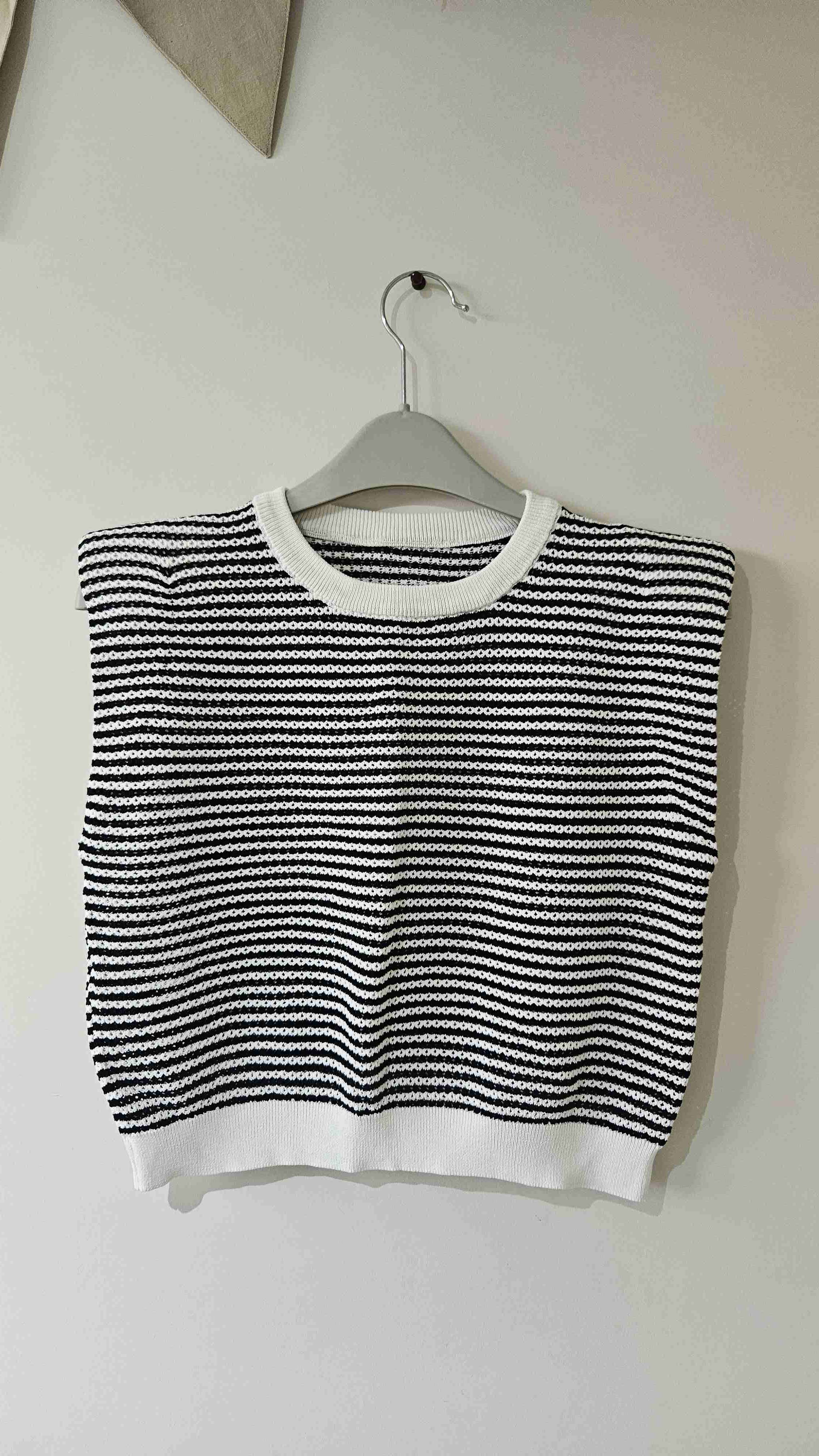 Suéter a rayas blanco y negro