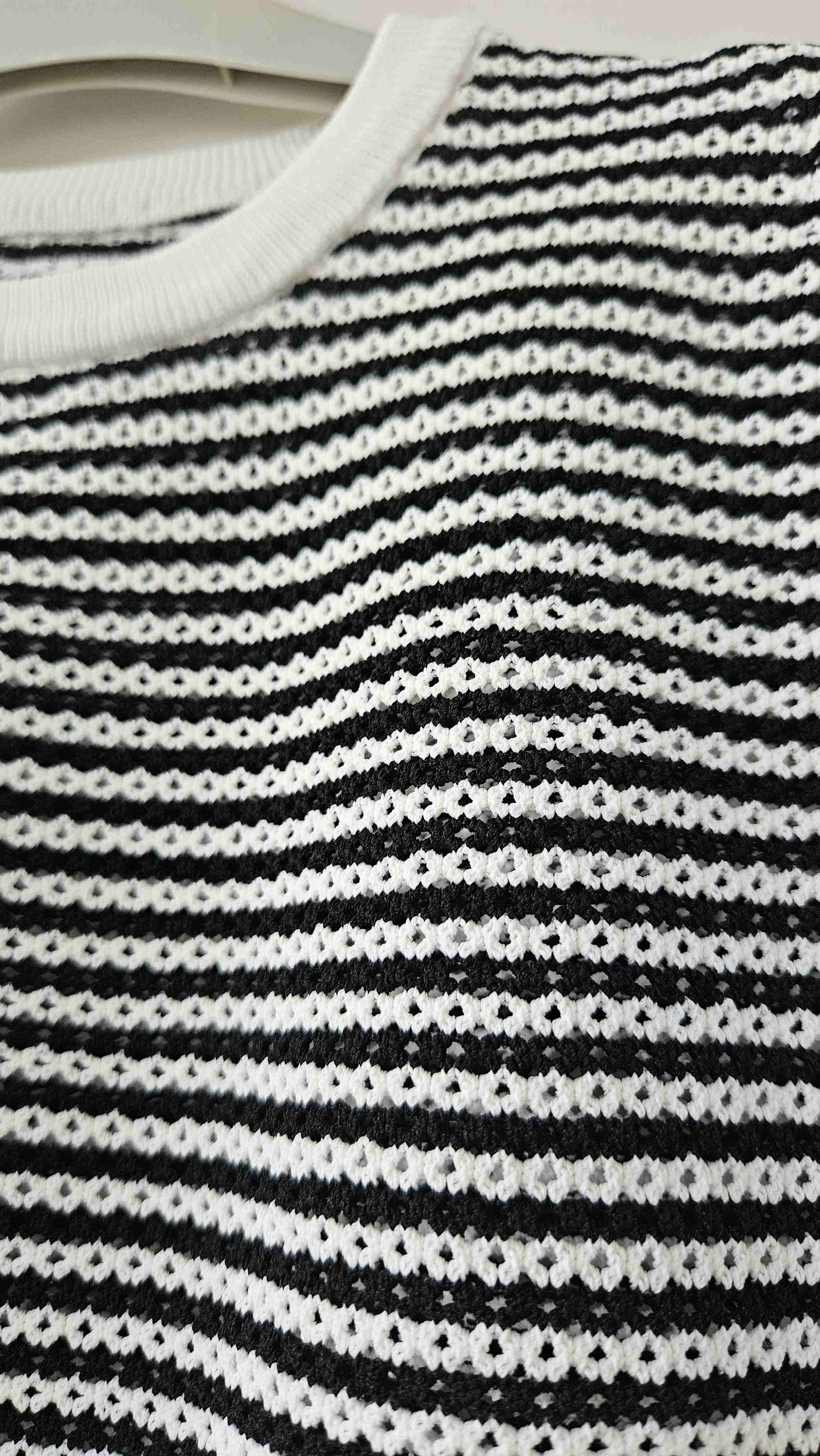 Suéter a rayas blanco y negro - miniatura 2