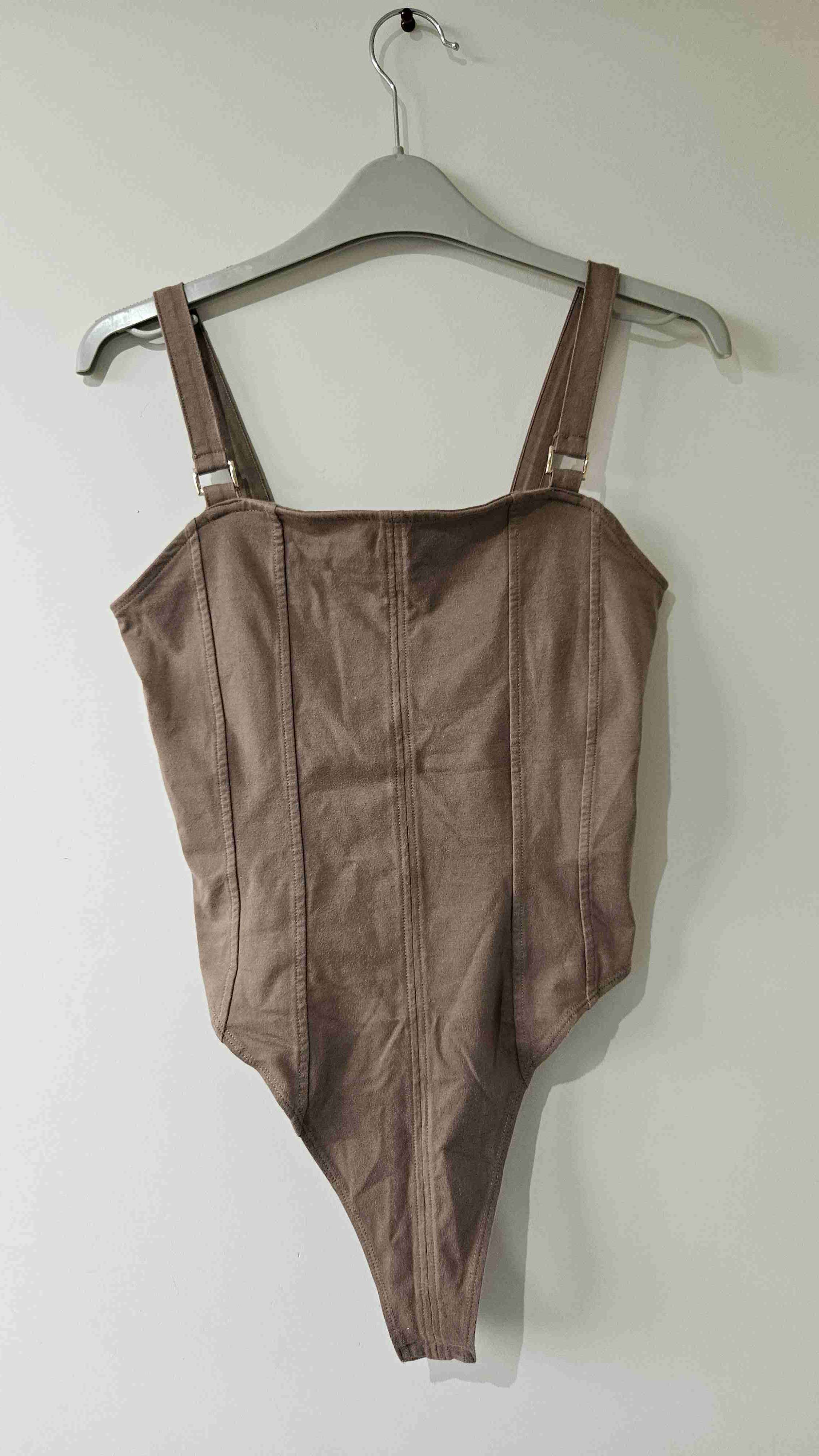 Body ajustado marrón