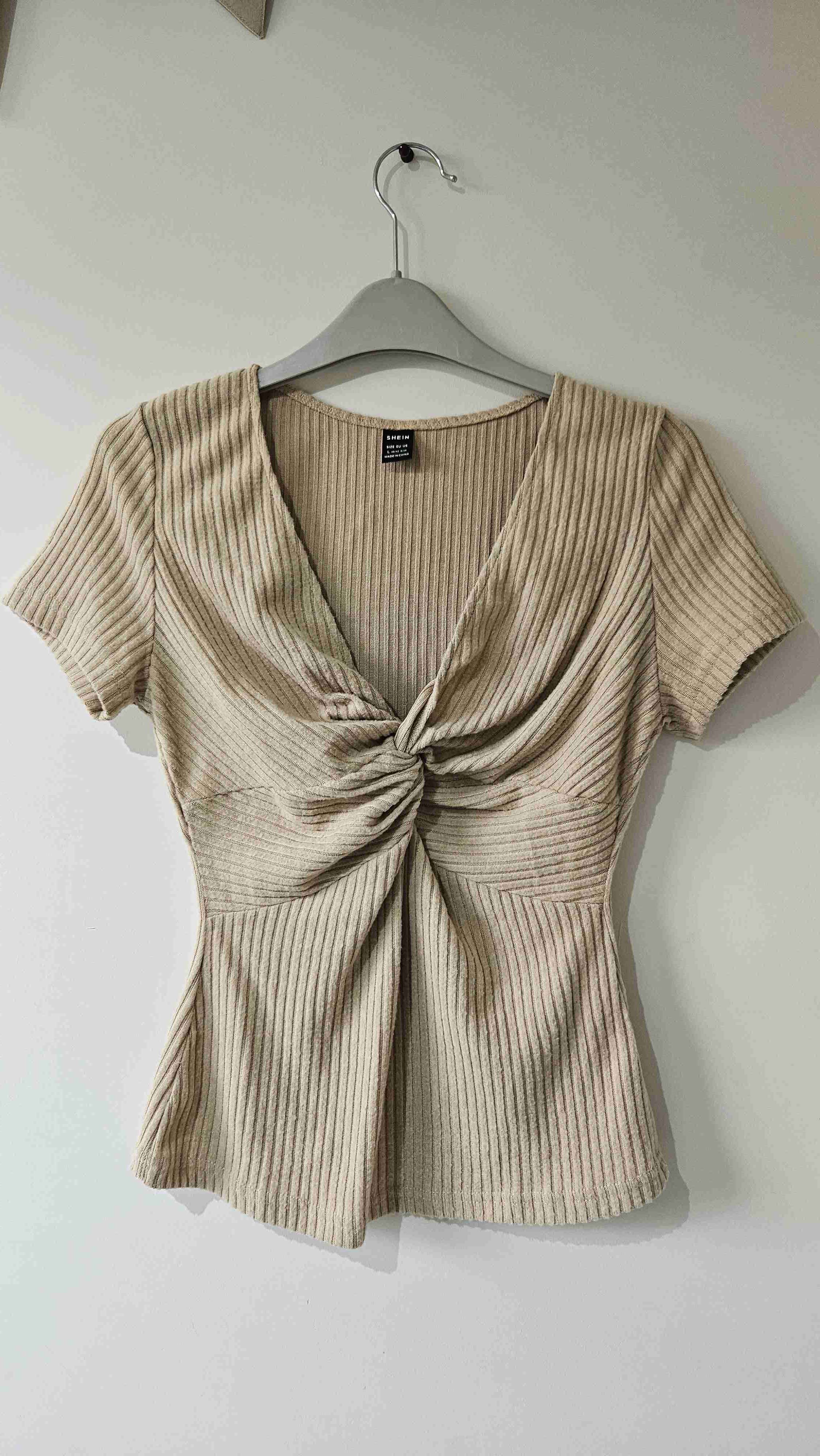 Polera beige Shein con nudo