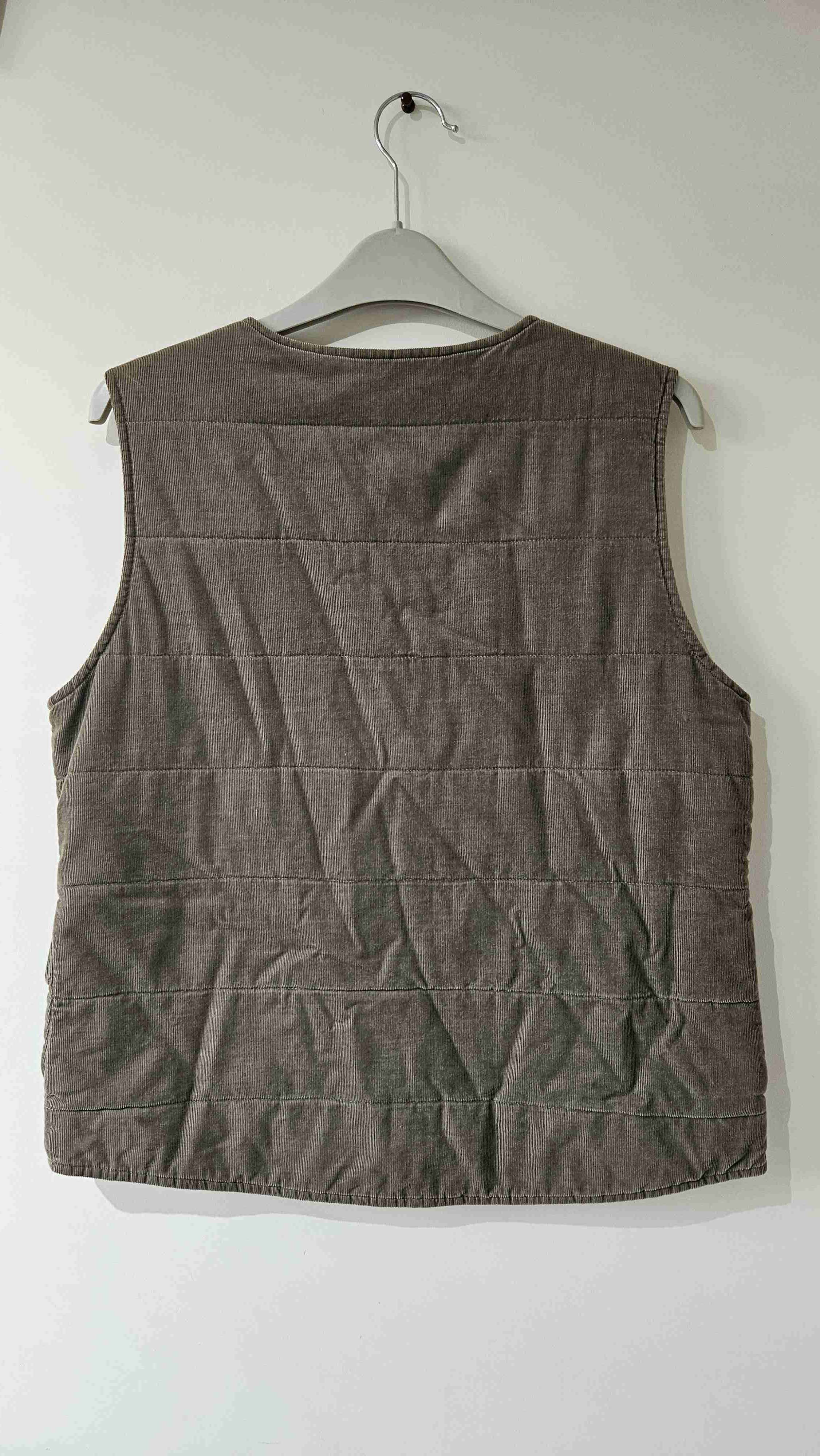 Chaleco café sin mangas - miniatura 3