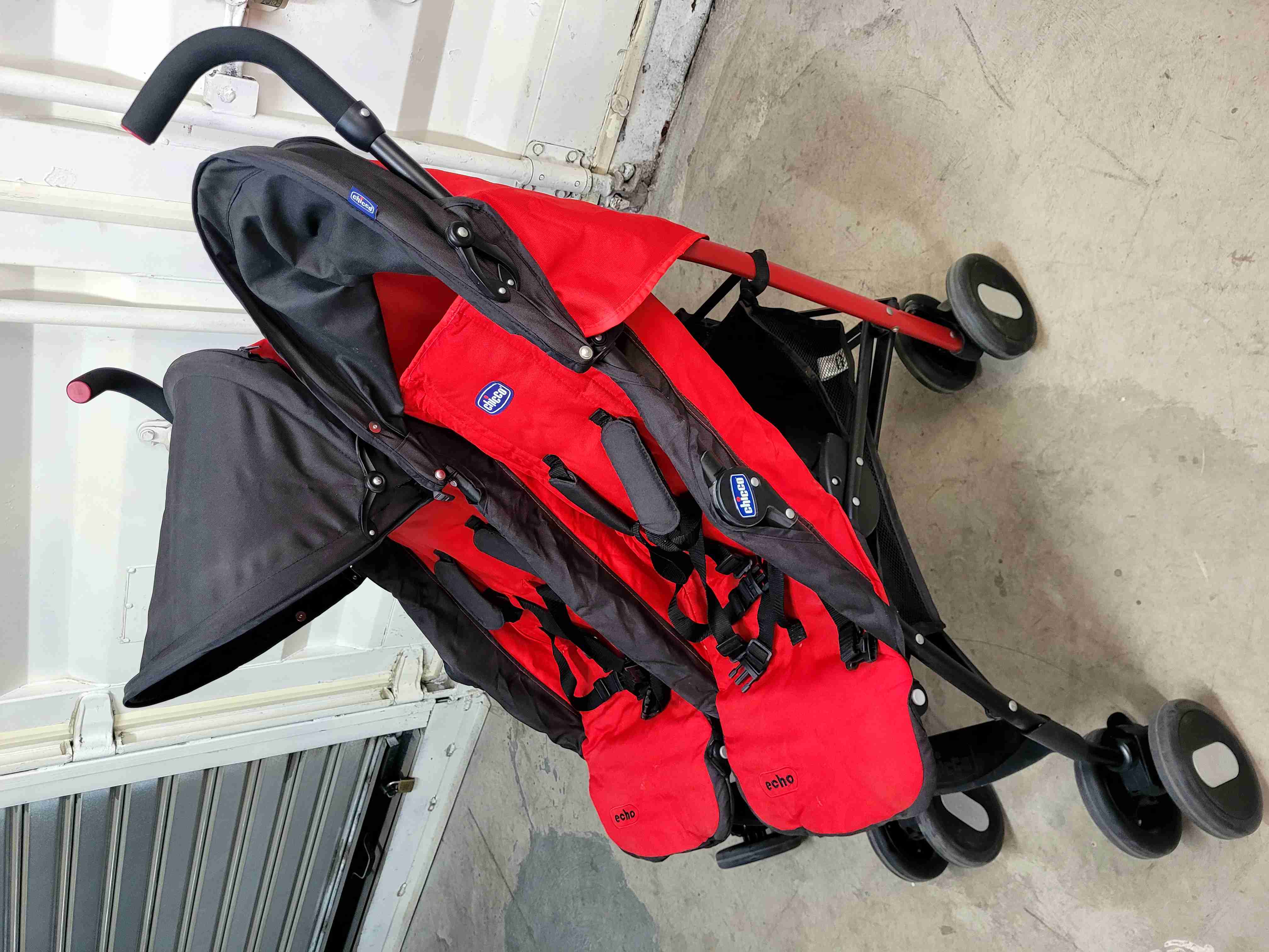 Coche doble rojo y negro Chicco