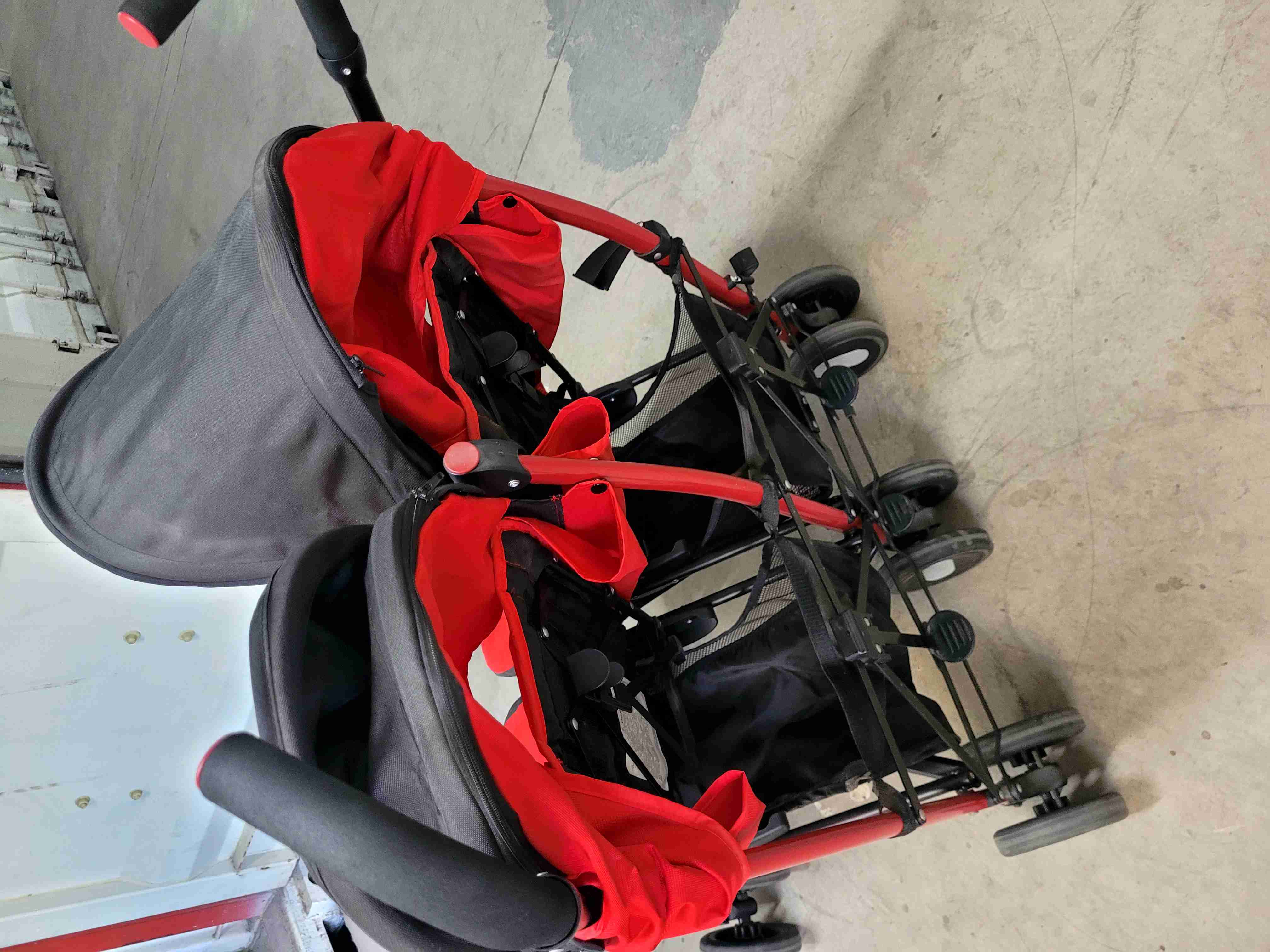 Coche doble rojo y negro Chicco - miniatura 3