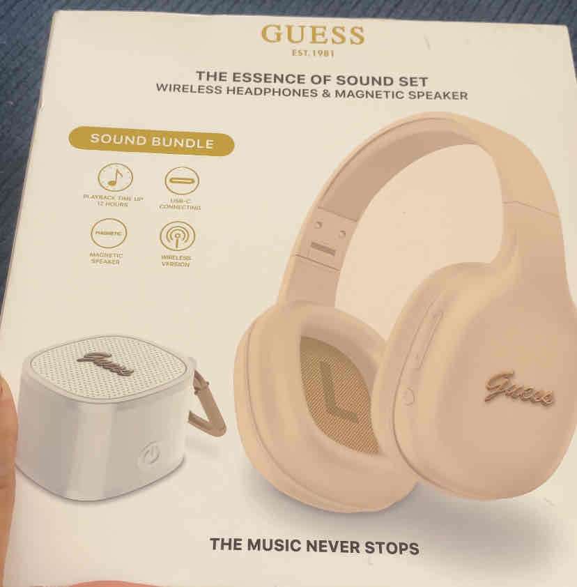 Audífonos y Altavoz Inalámbricos Guess