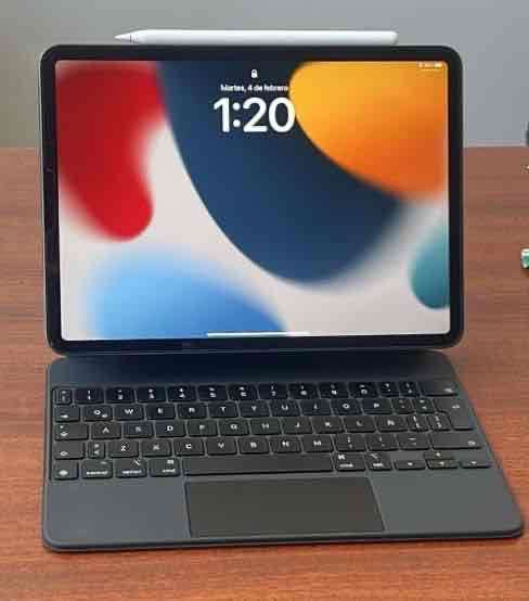 iPad con teclado y lápiz