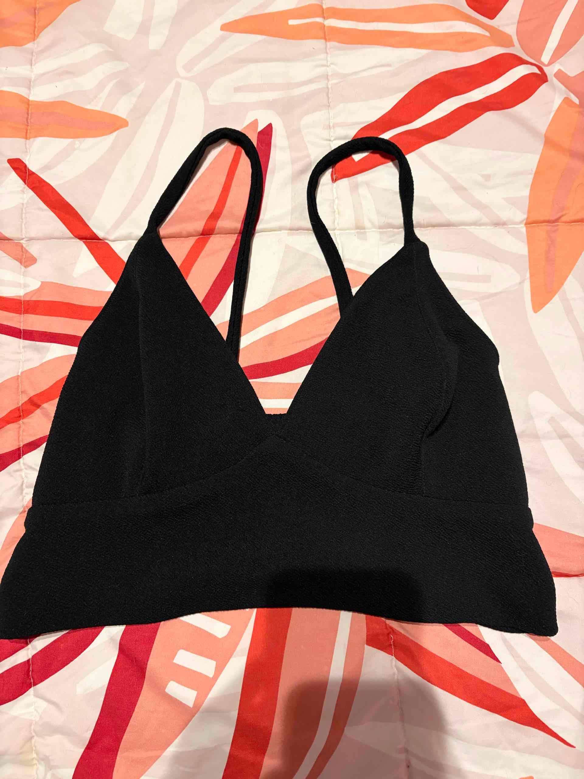 Top negro simple con tirantes