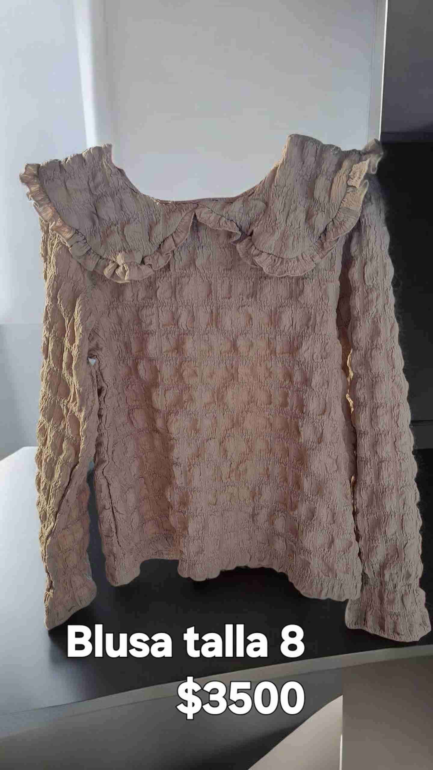 Blusa beige con volantes