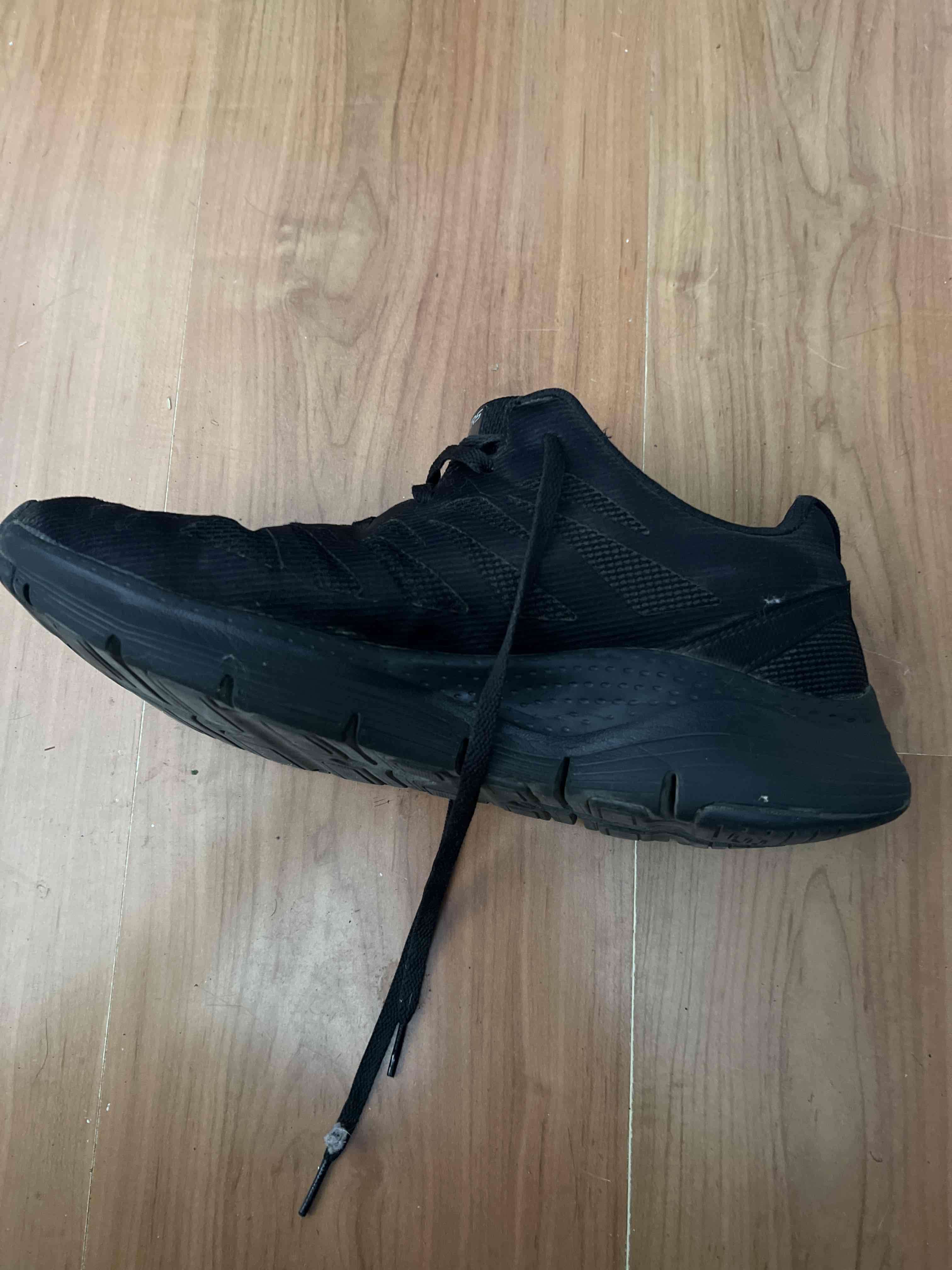 Zapatilla negra deportiva - miniatura 3