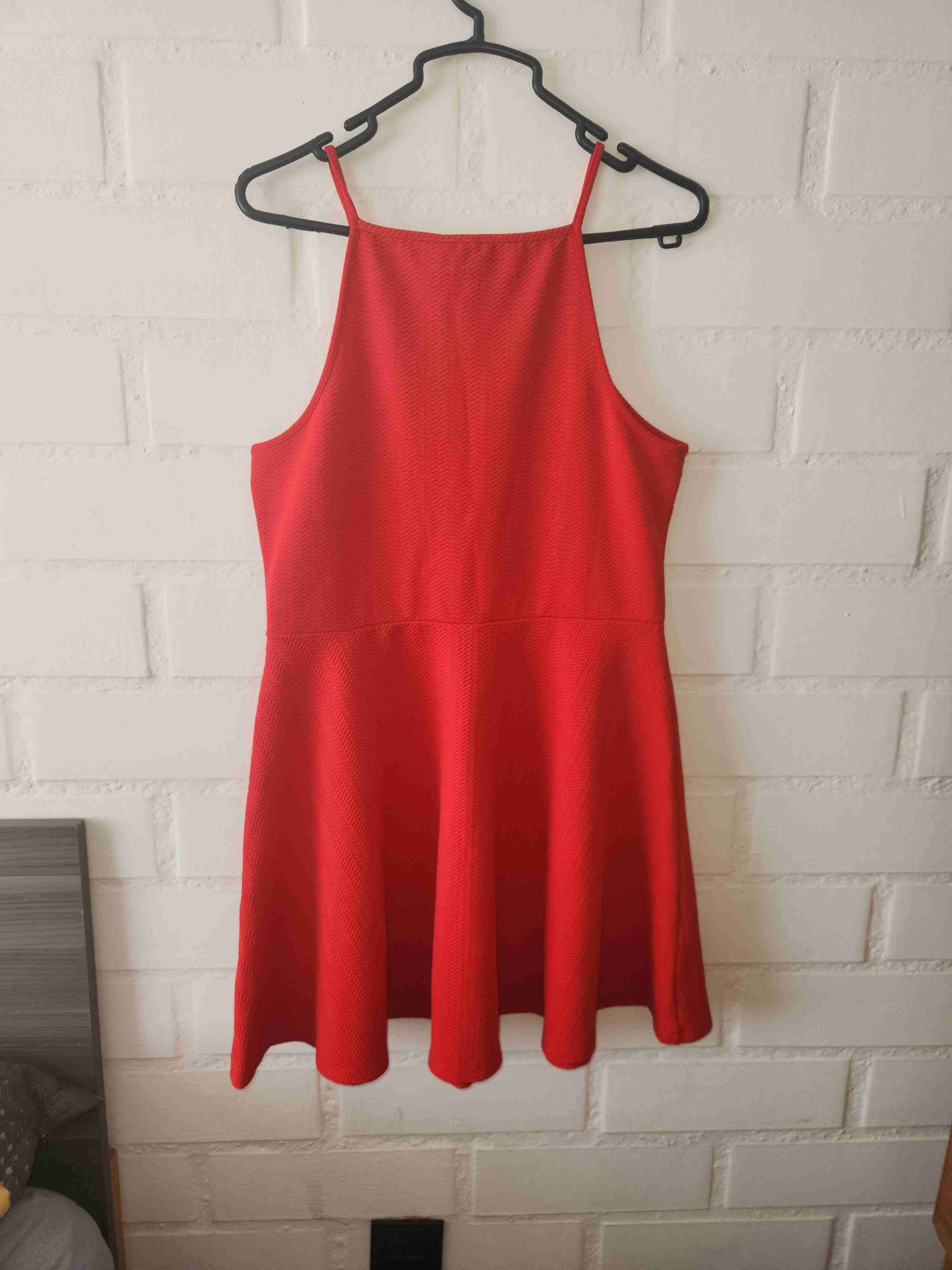 Vestido rojo sin mangas - miniatura 2