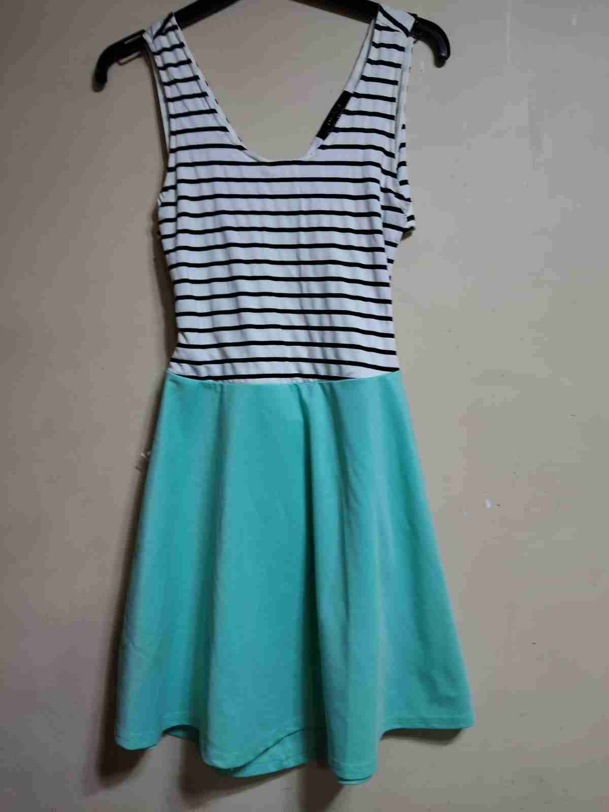 Vestido rayado blanco y turquesa