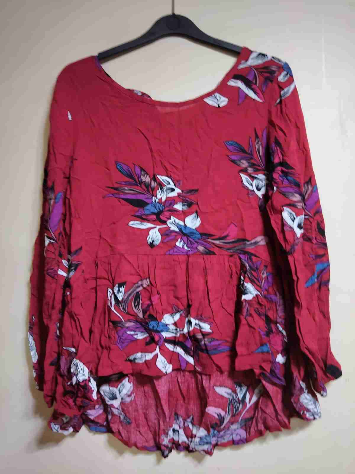 Blusa rojo con flores