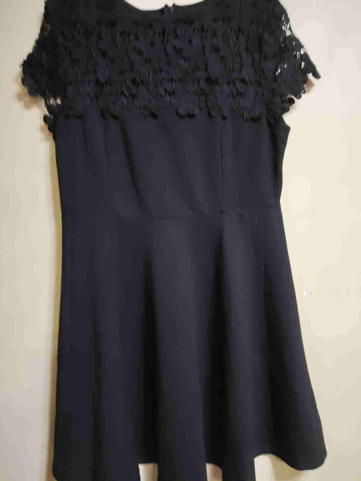 Vestido negro con encaje floral