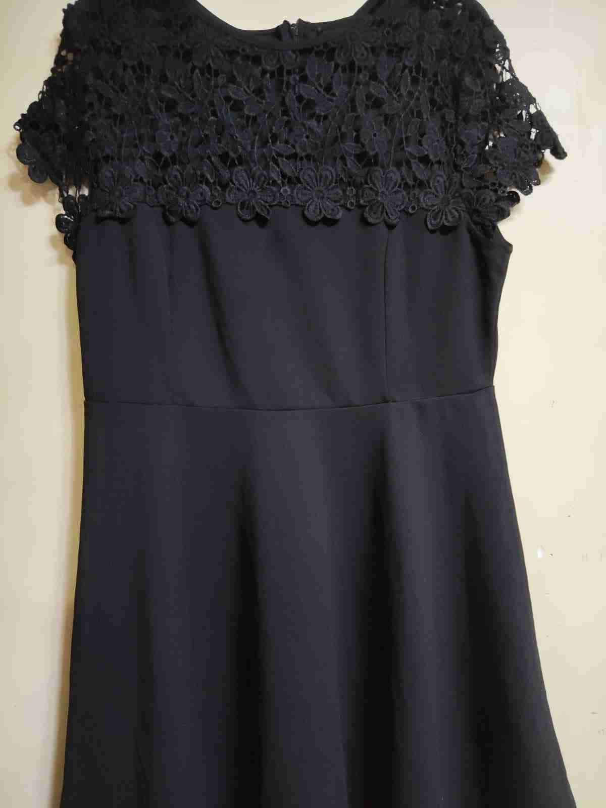 Vestido negro con encaje floral - miniatura 2