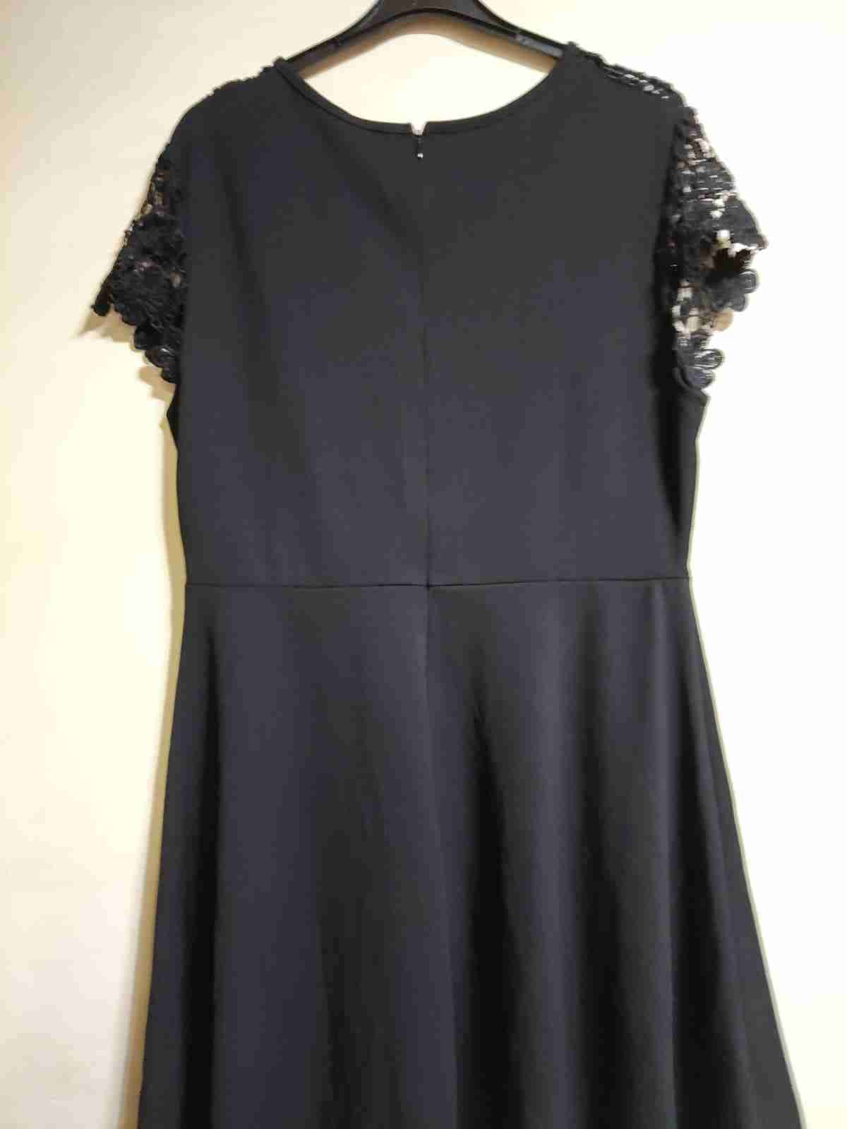 Vestido negro con encaje floral - miniatura 3