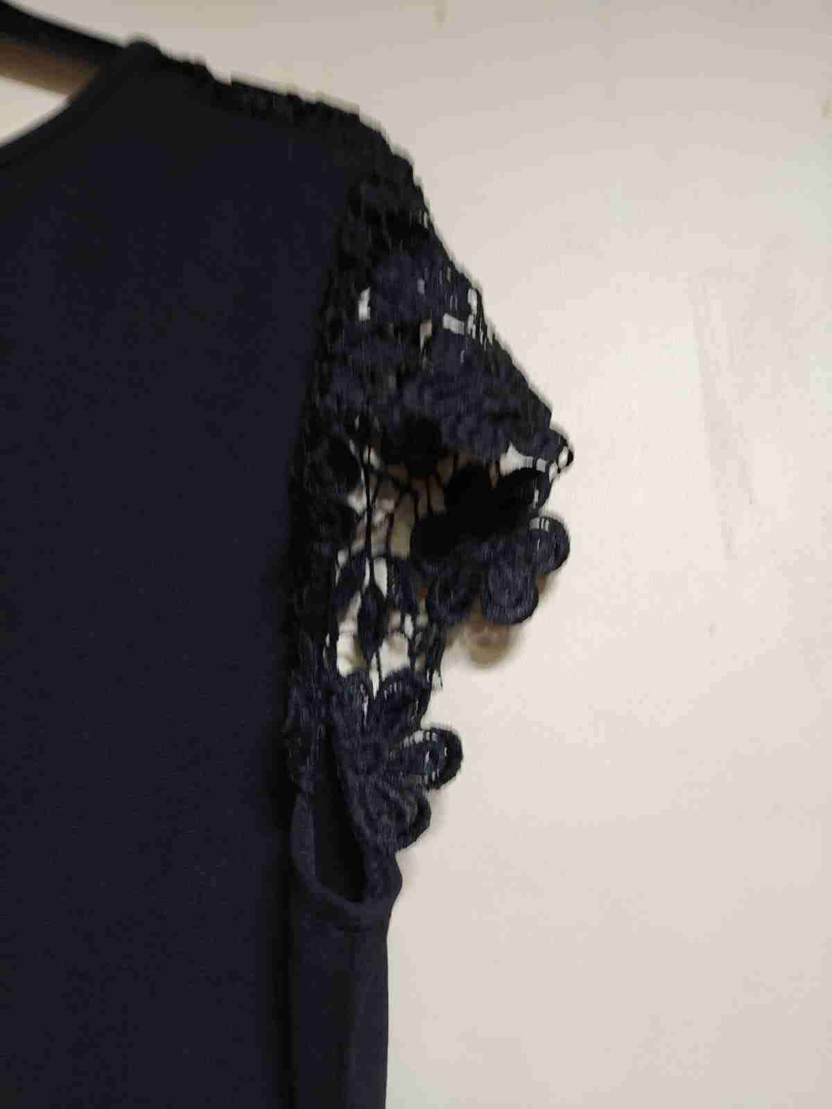 Vestido negro con encaje floral - miniatura 4