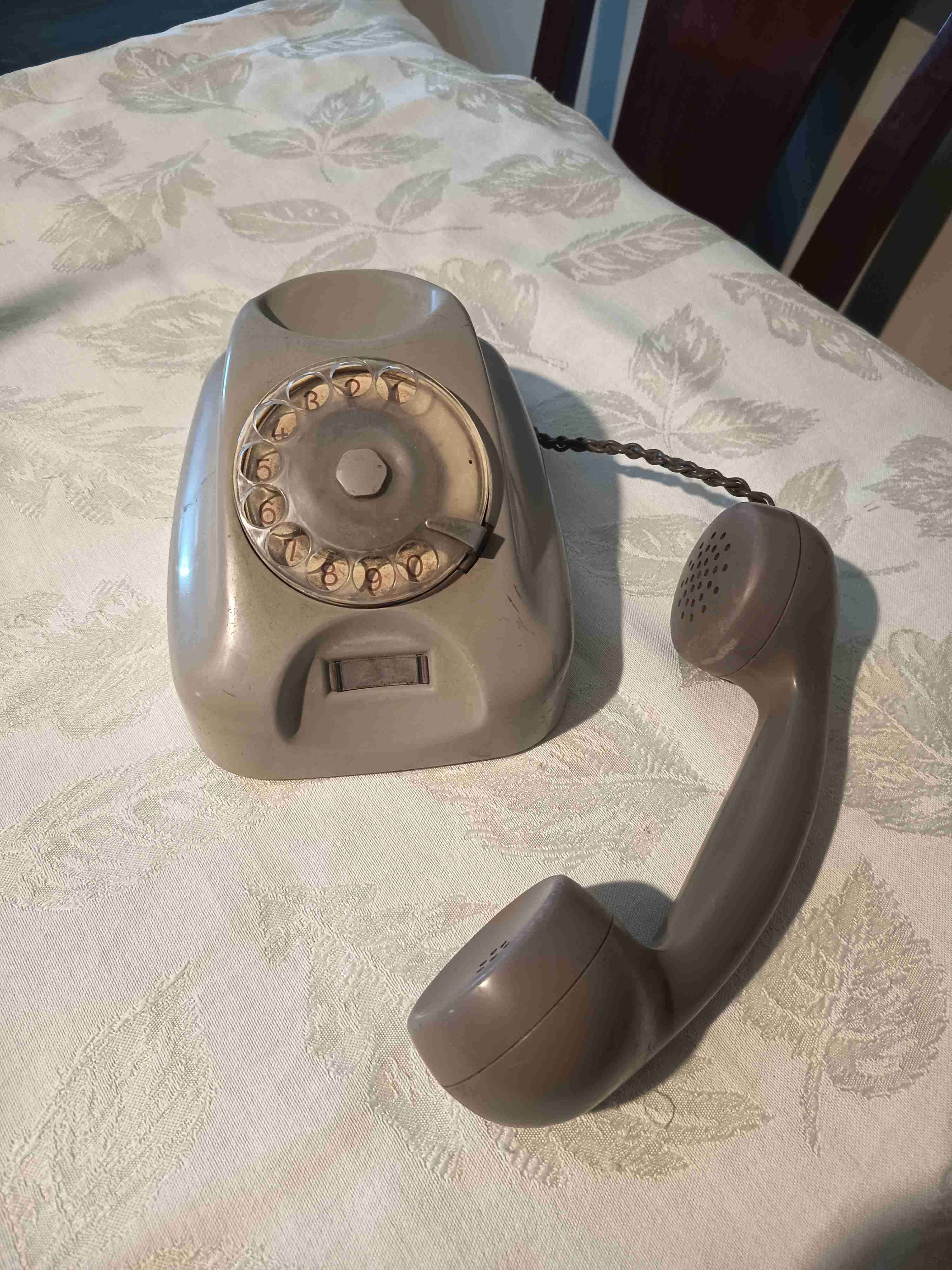 Teléfono antiguo gris - miniatura 2