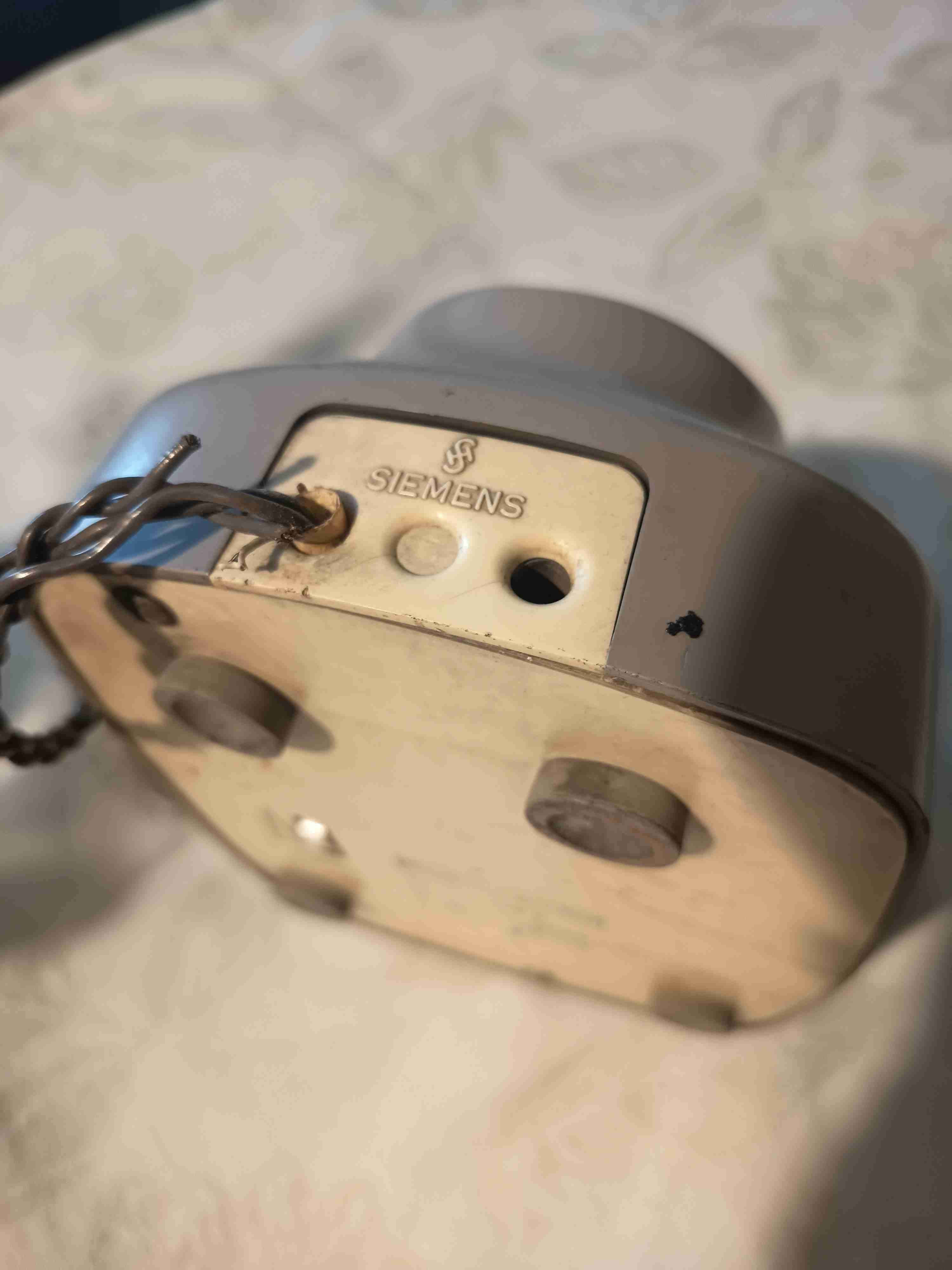 Teléfono antiguo gris - miniatura 4