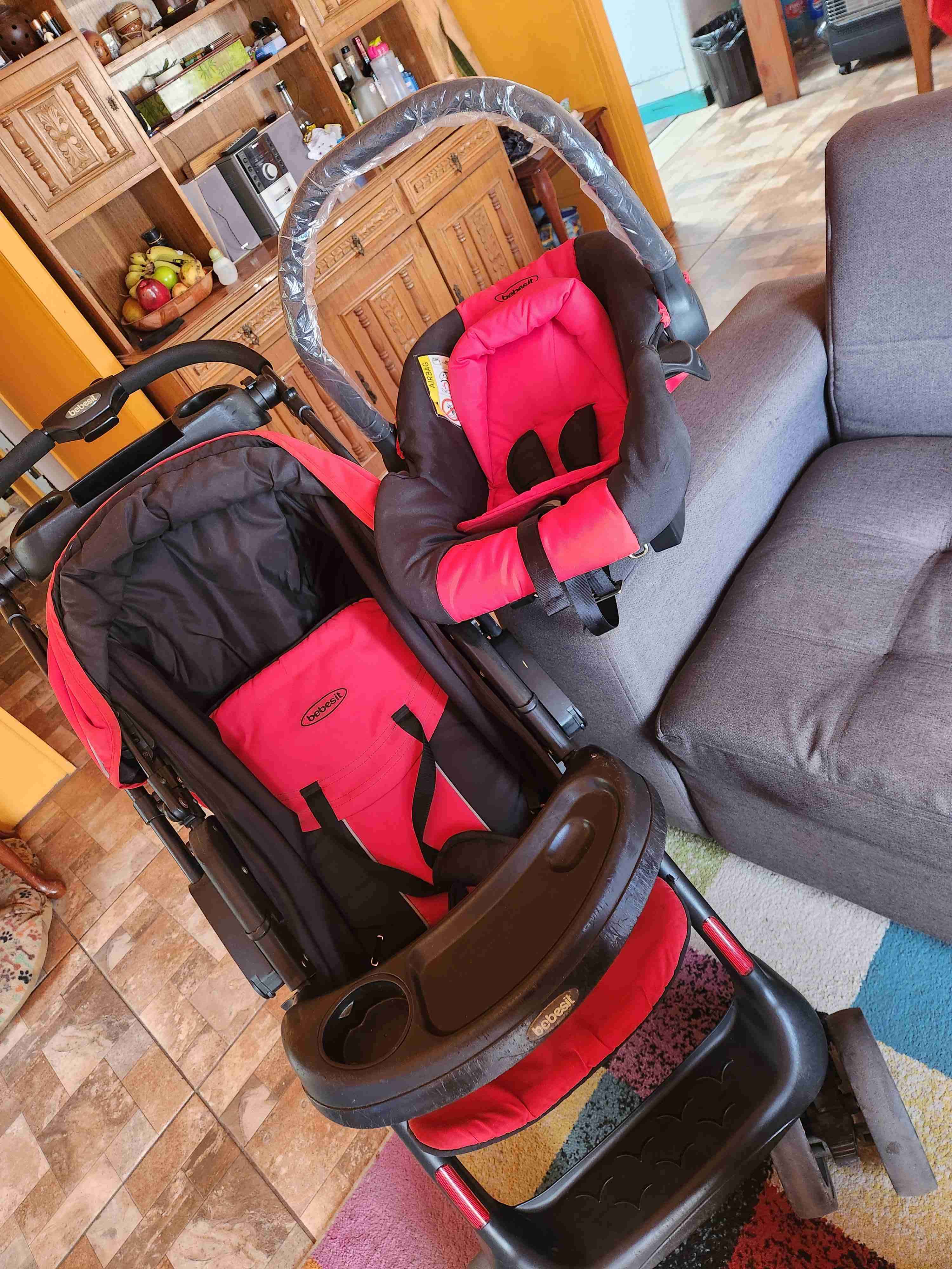 Coche y silla de auto bebé roja