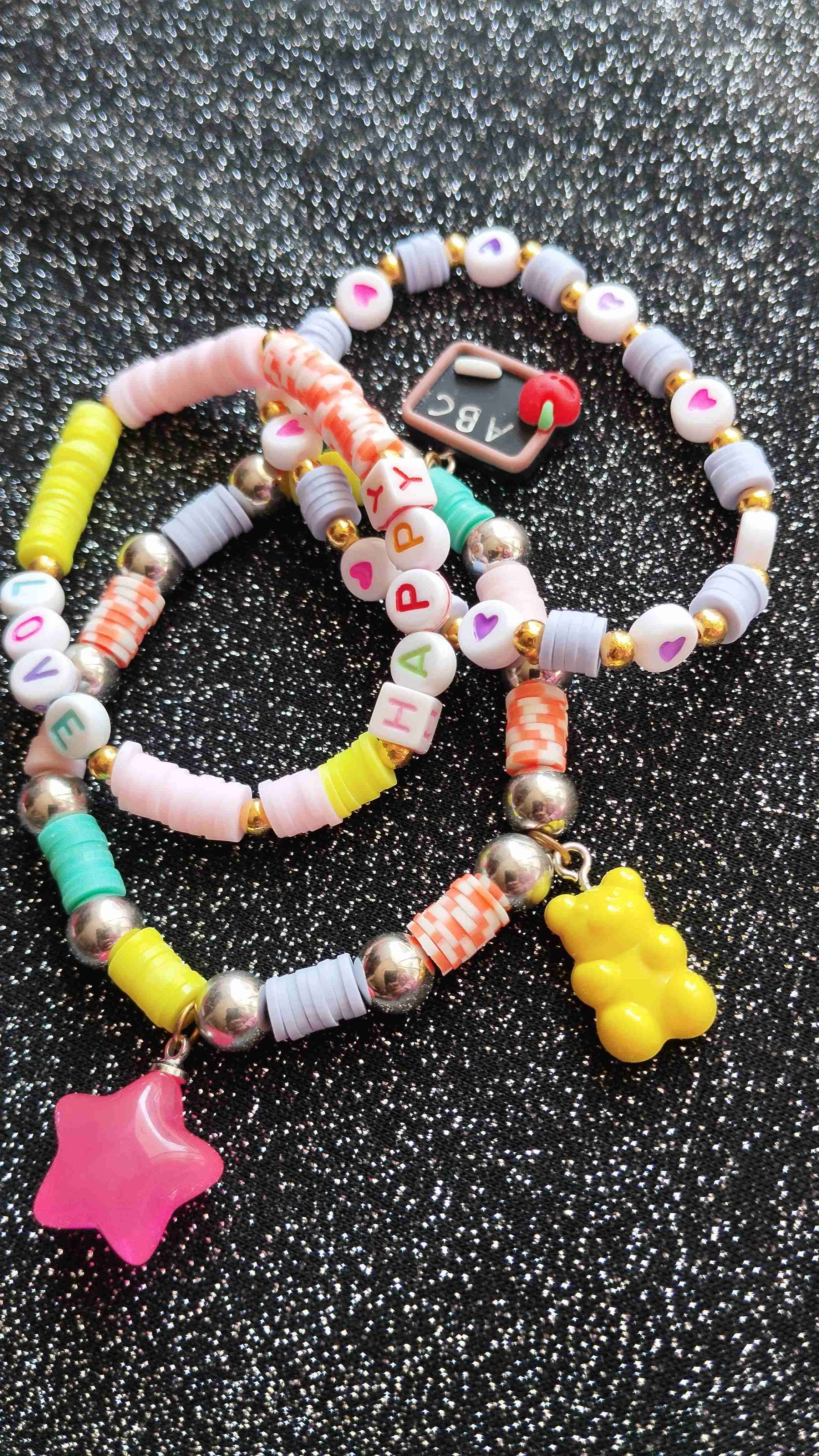 Pulseras coloridas de cuentas