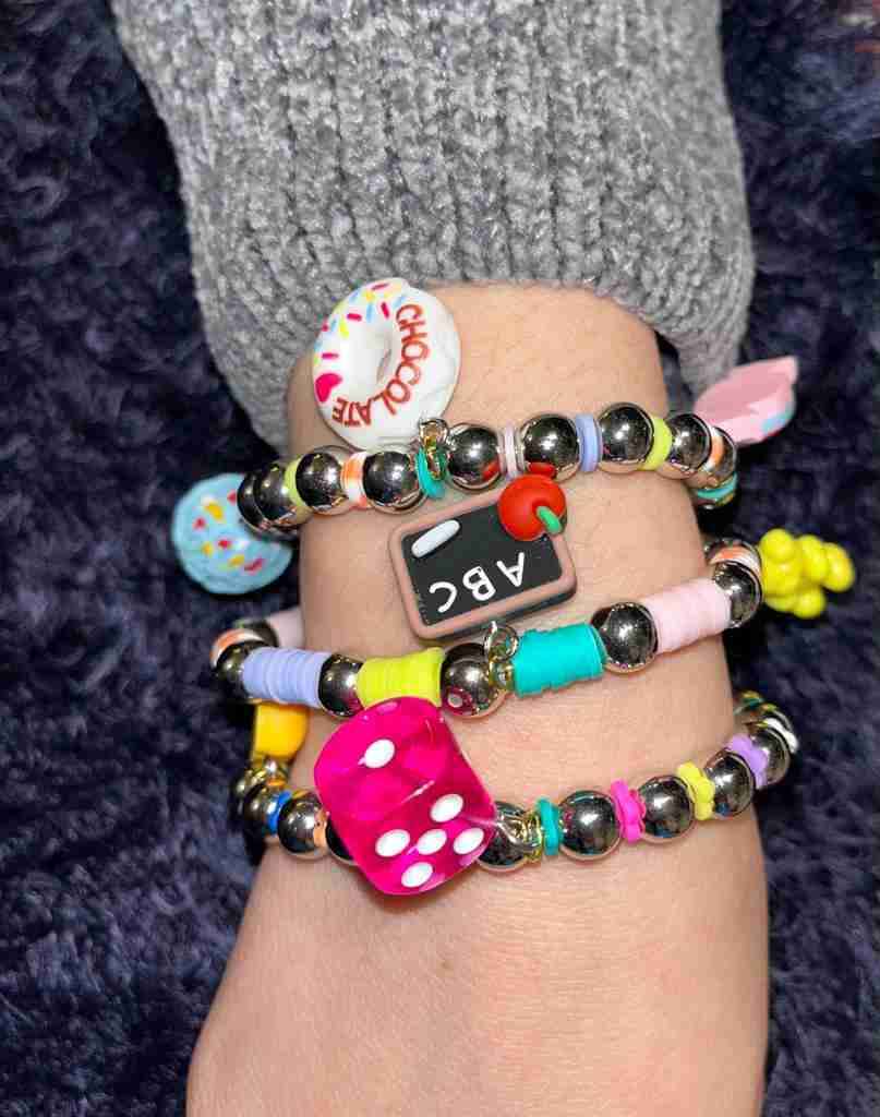 Pulseras coloridas de cuentas - miniatura 2