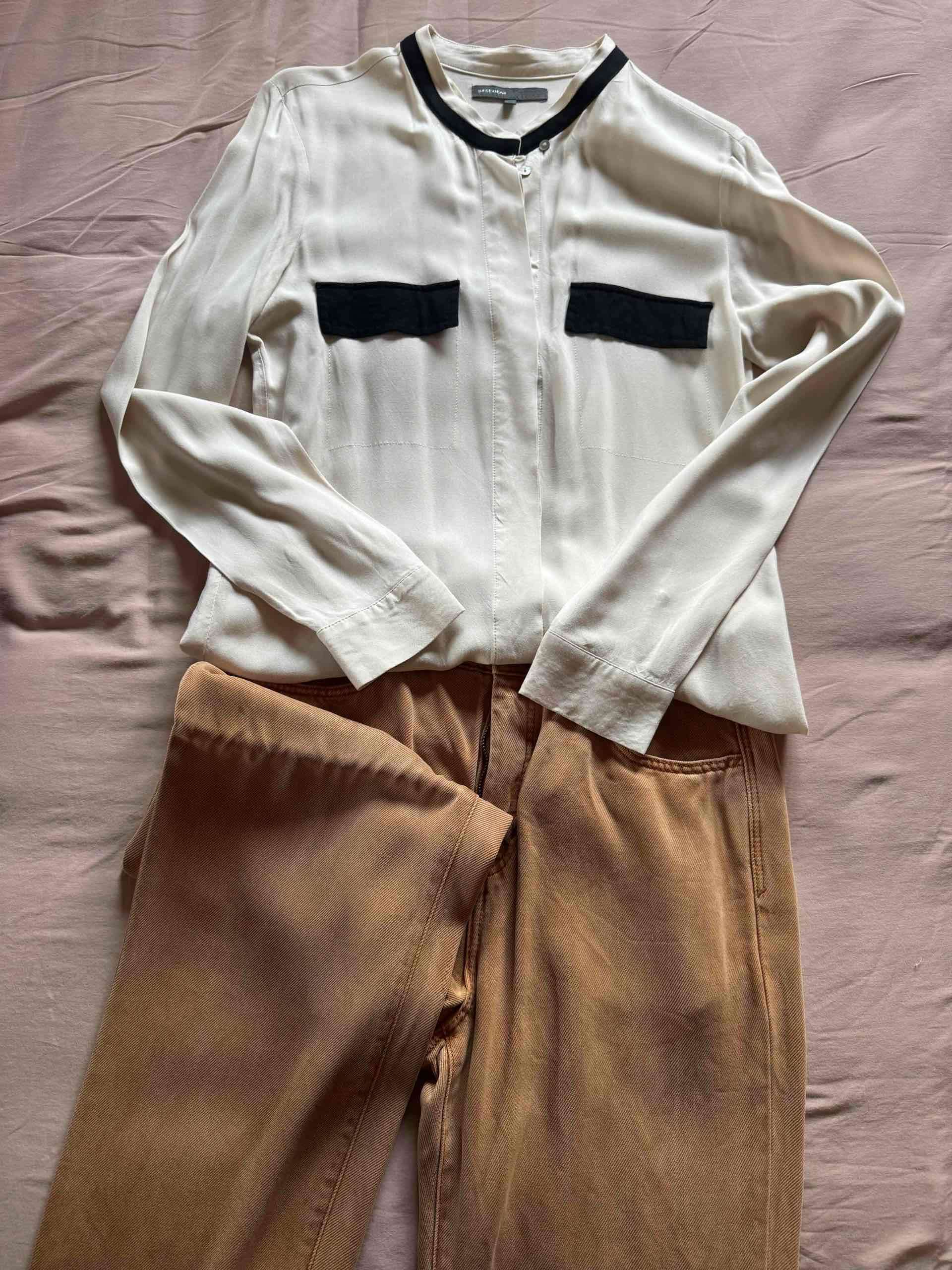 Blusa Beige  con detalles negros