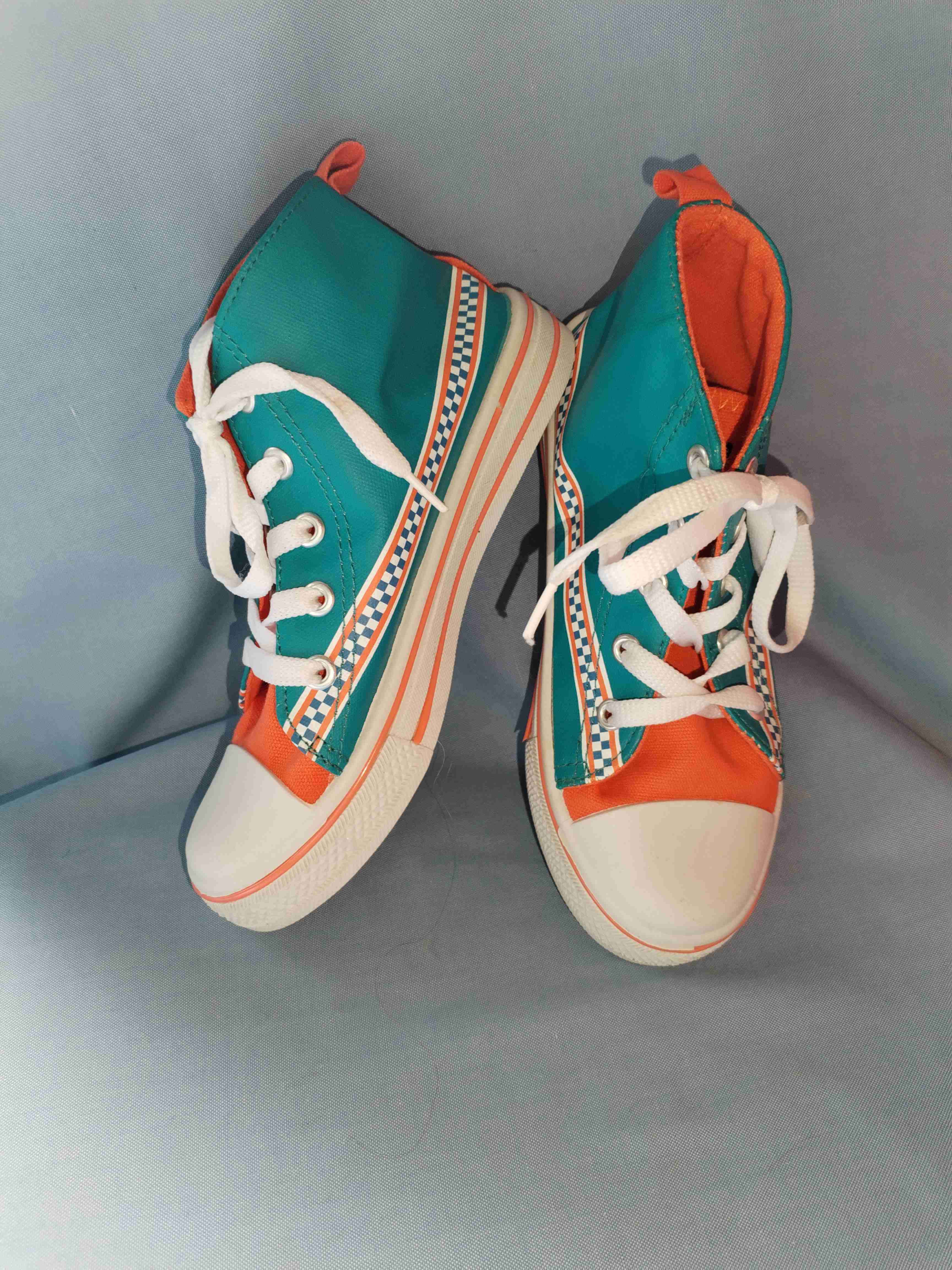 Zapatillas altas turquesa y naranjas
