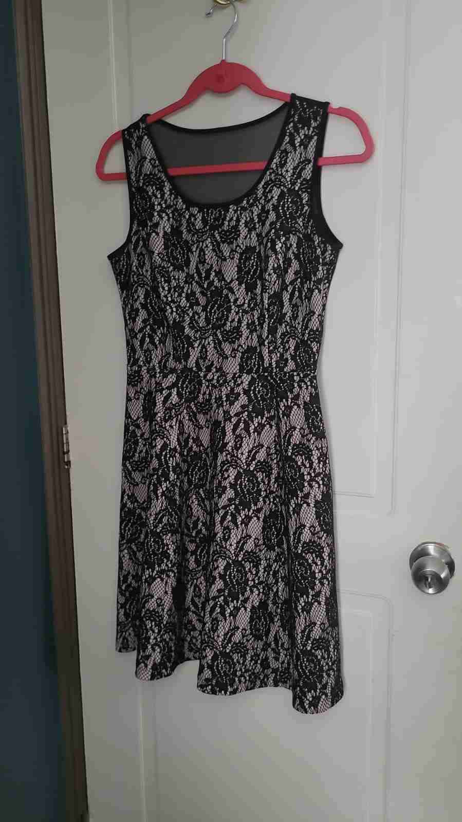 Vestido encaje negro sin mangas