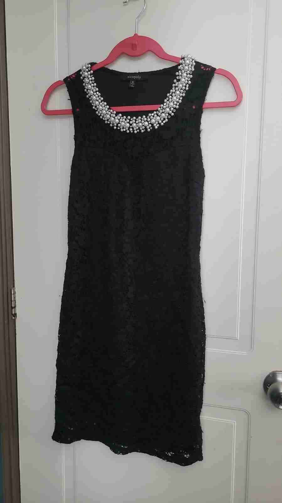 Vestido negro con perlas