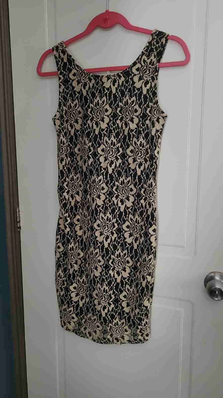 Vestido corto de encaje negro beige