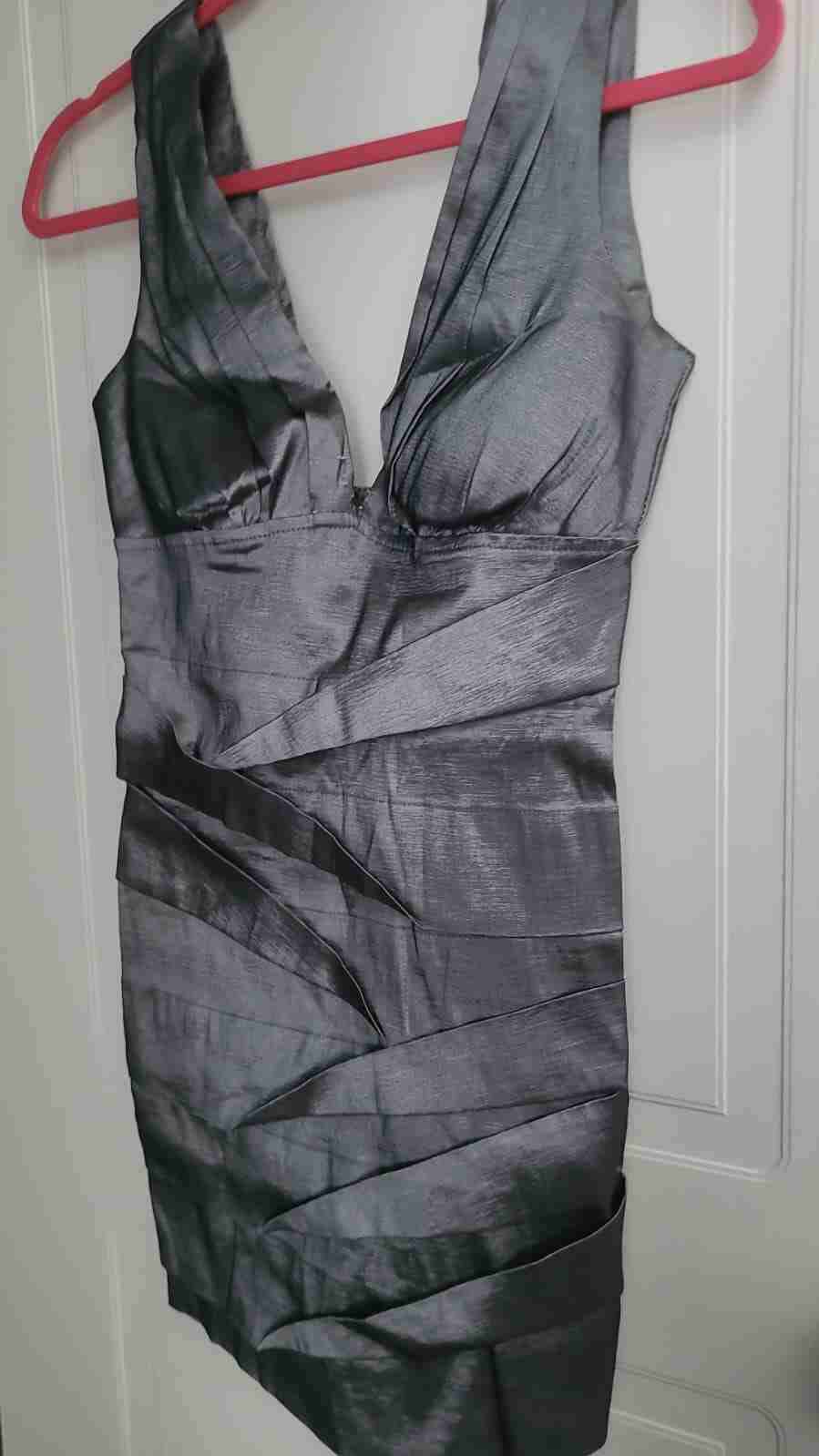 Vestido corto plateado elegante