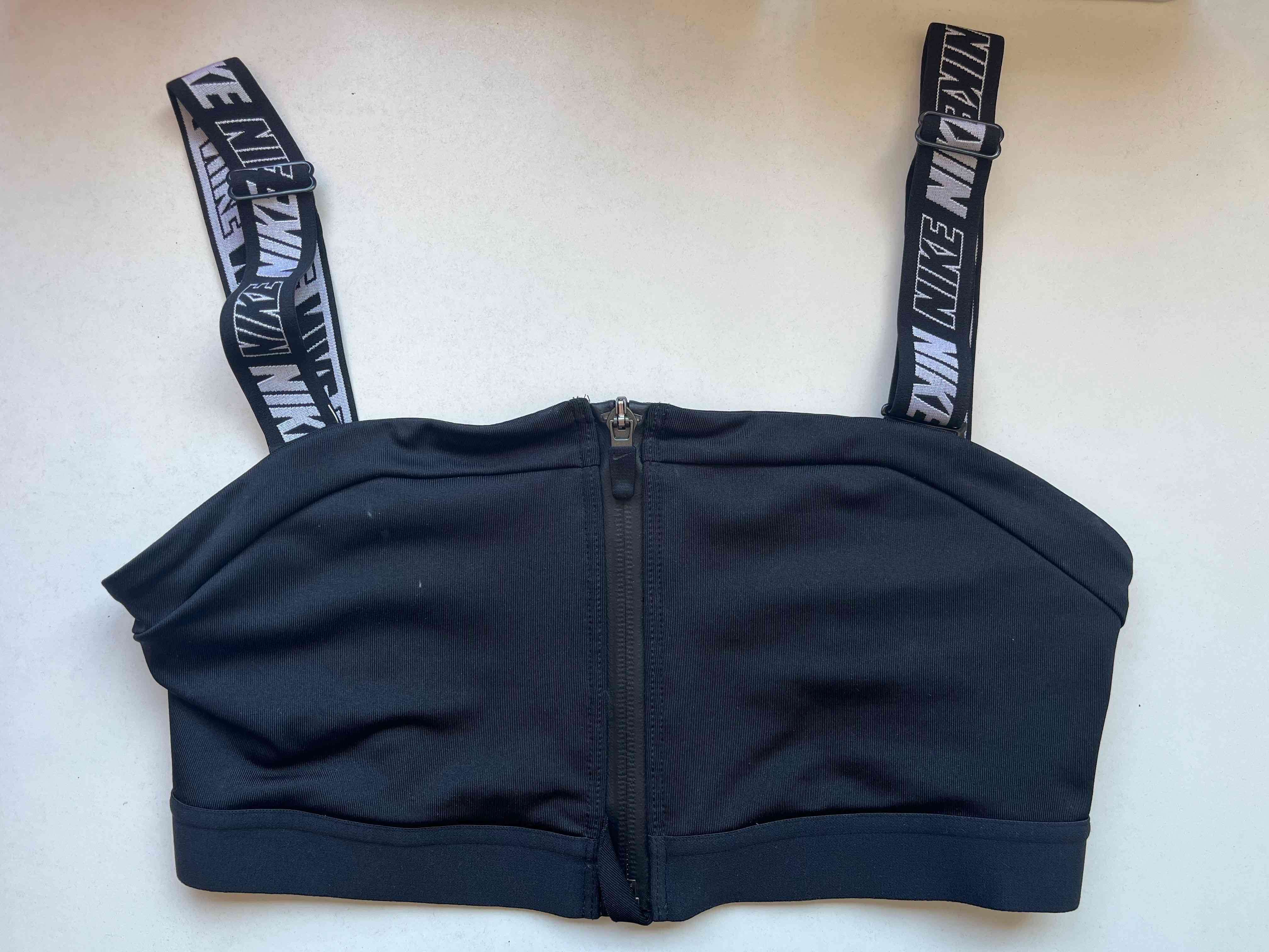 Top deportivo negro con cierre Nike