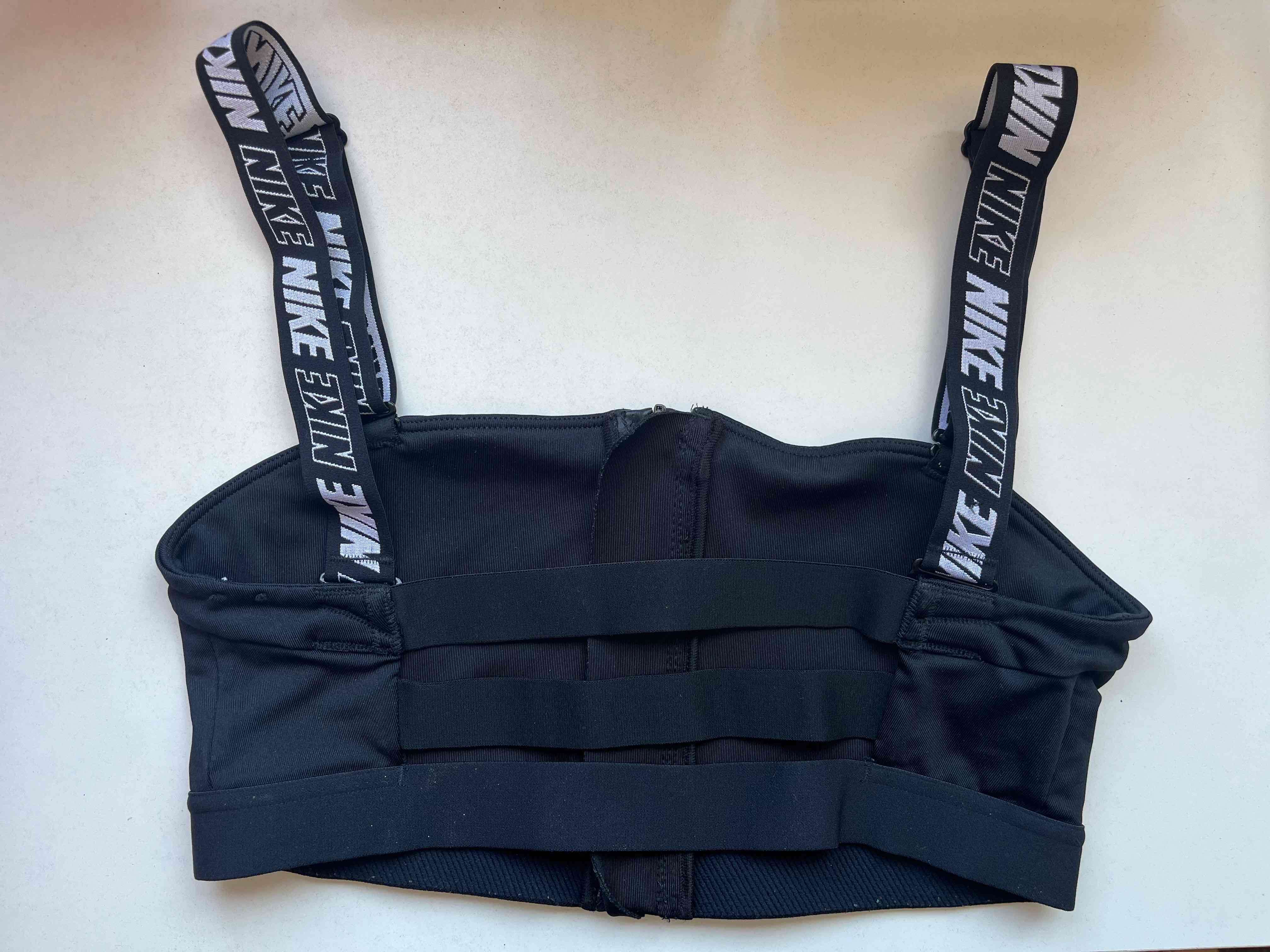 Top deportivo negro con cierre Nike - miniatura 2