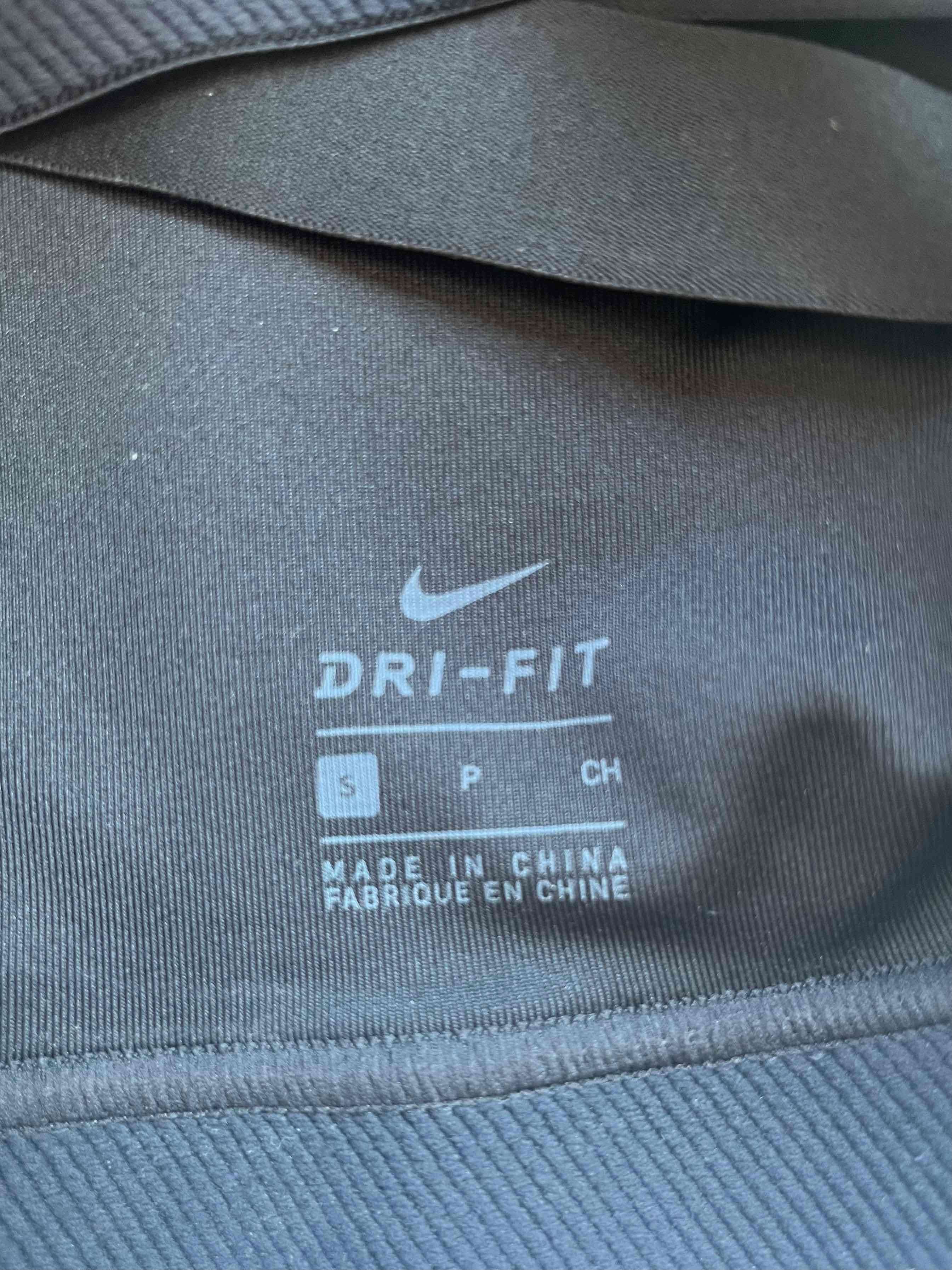 Top deportivo negro con cierre Nike - miniatura 3