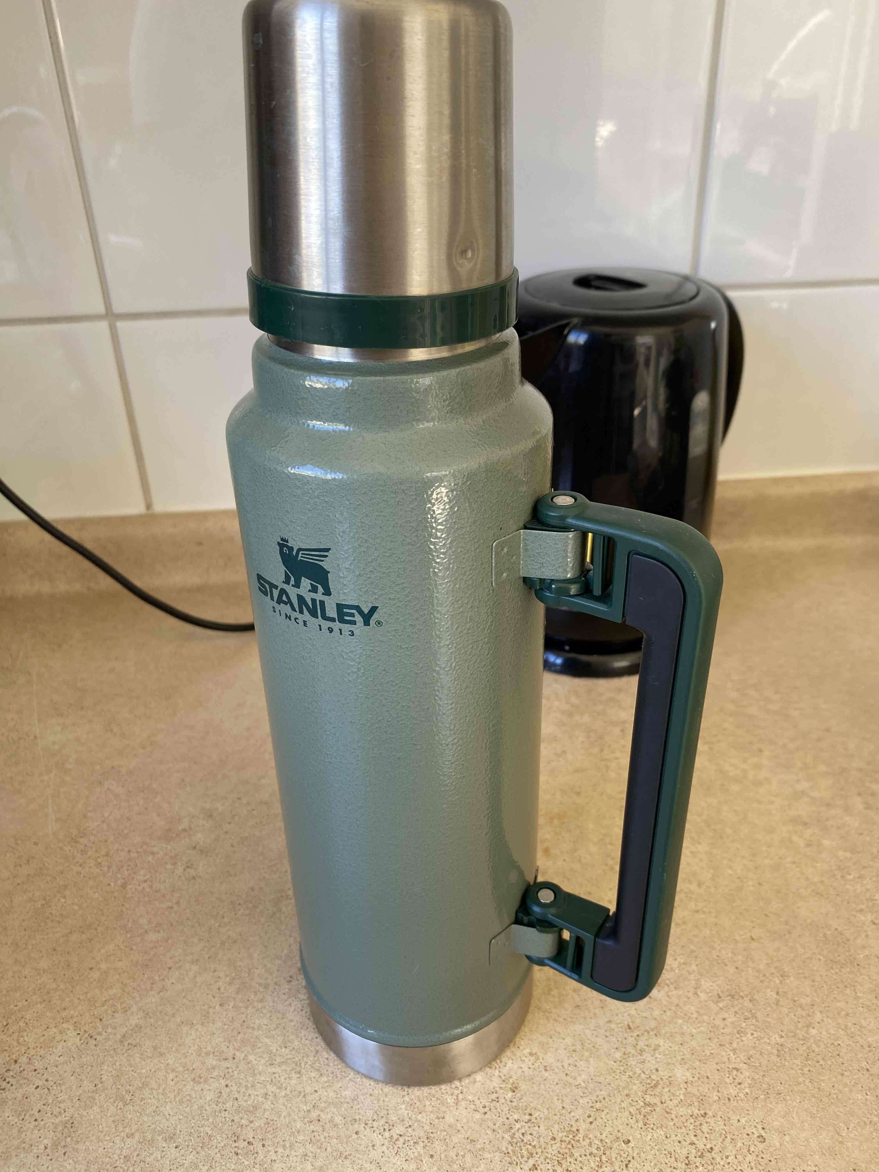 Termo Stanley verde 1.4 litros con asa plegable. - miniatura 2