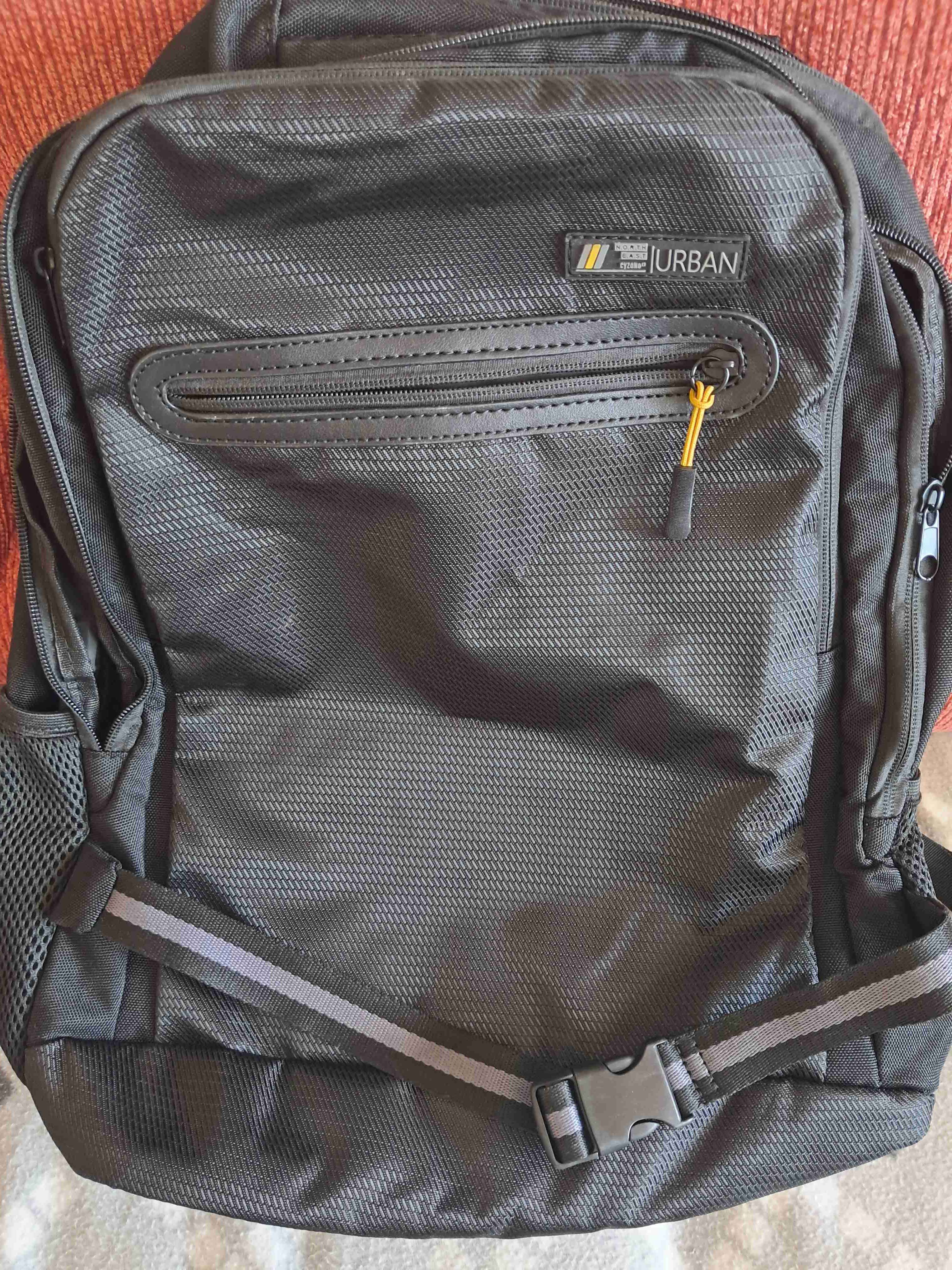 Mochila negra urbana