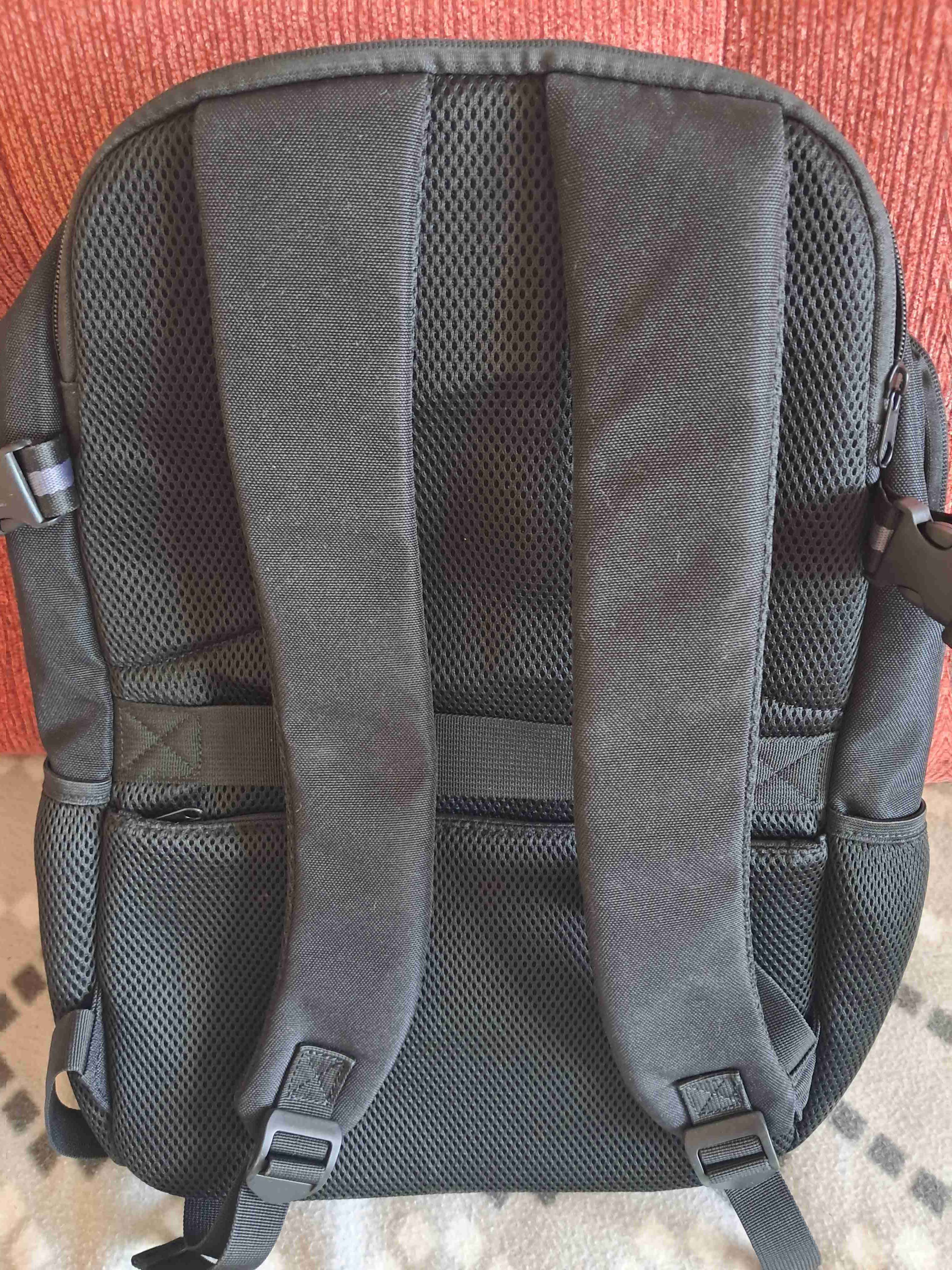 Mochila negra urbana - miniatura 2