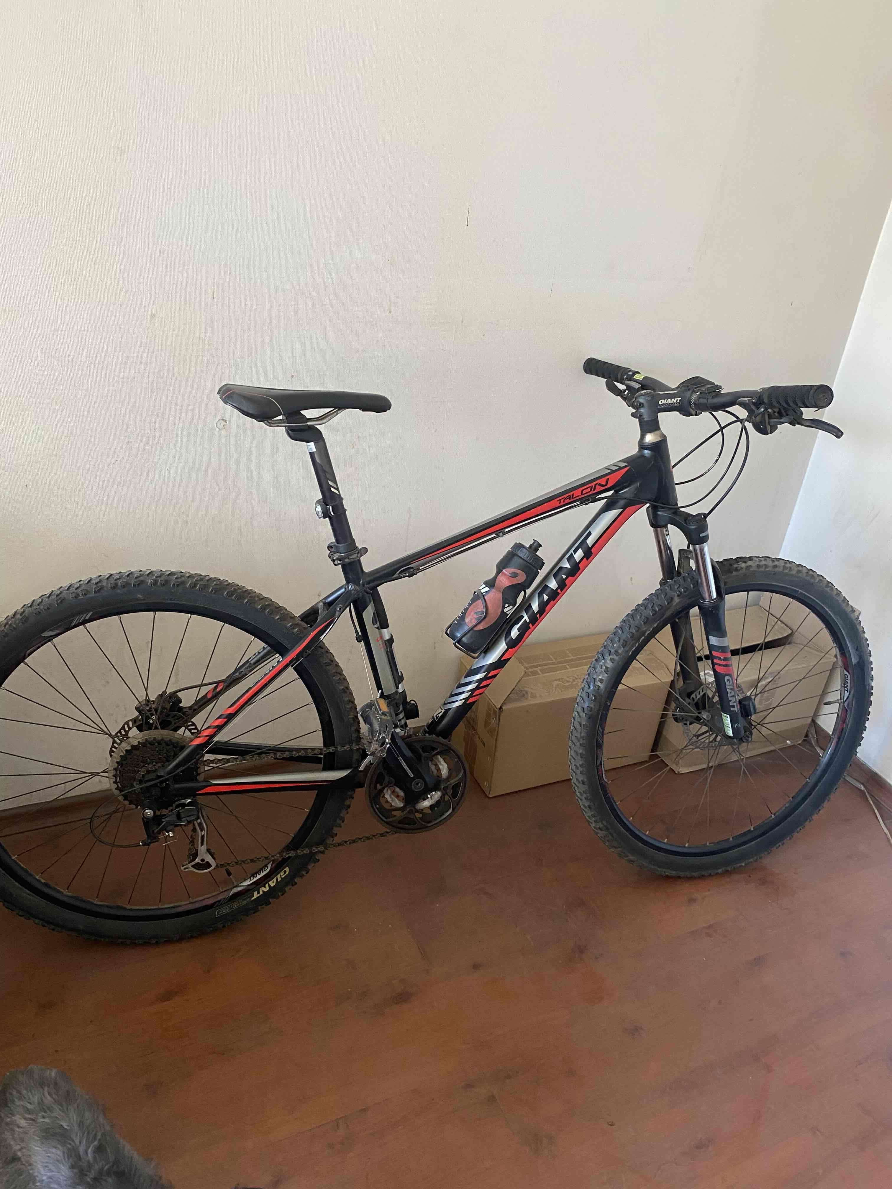 Bicicleta montaña Giant negra