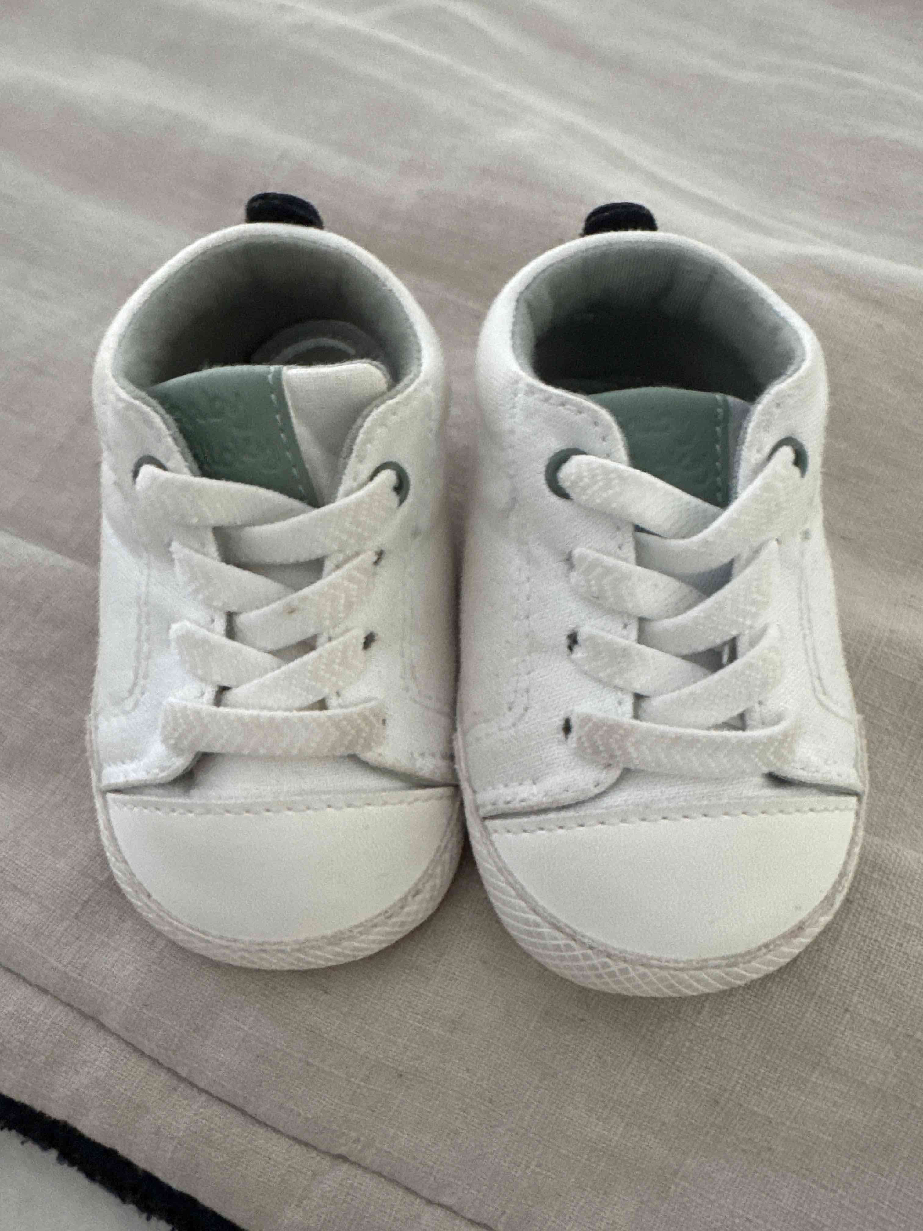 Zapatillas blancas para bebé