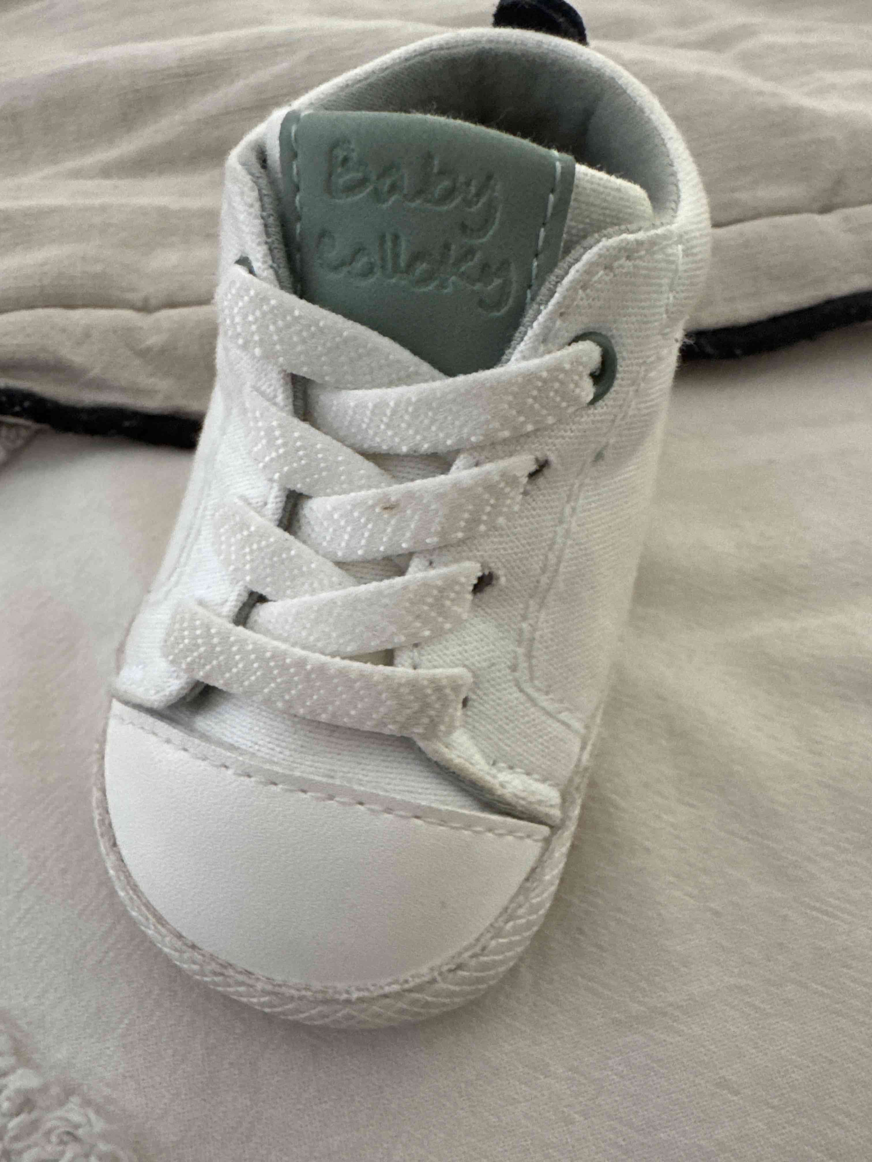 Zapatillas blancas para bebé - miniatura 2