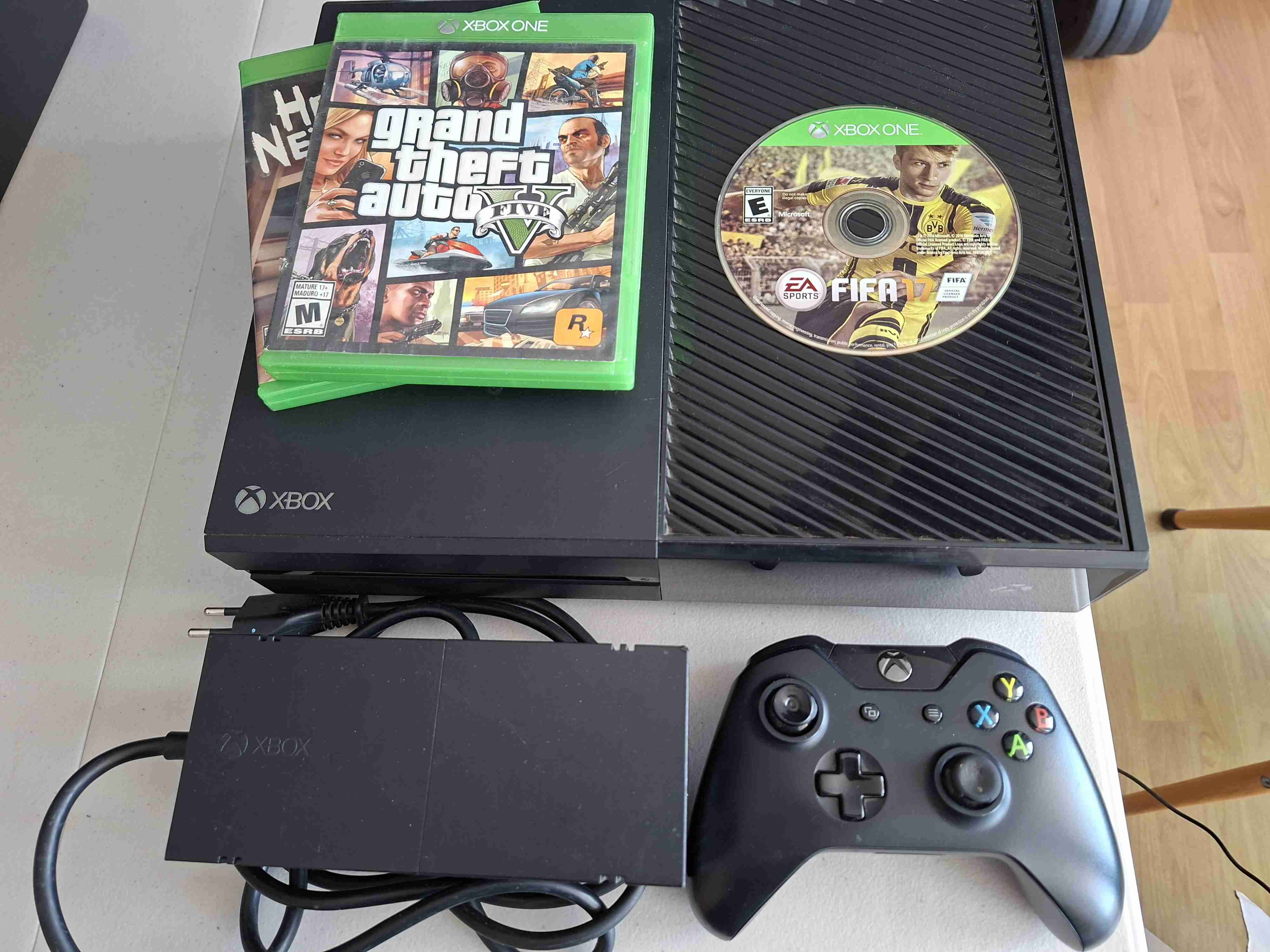 Xbox One con caja, control y juegos - miniatura 3